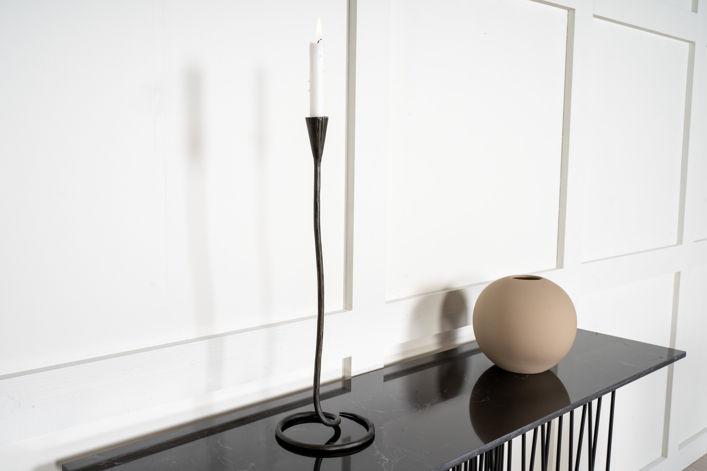 Détail du table d'appoint Stone noir 130 x 37 cm