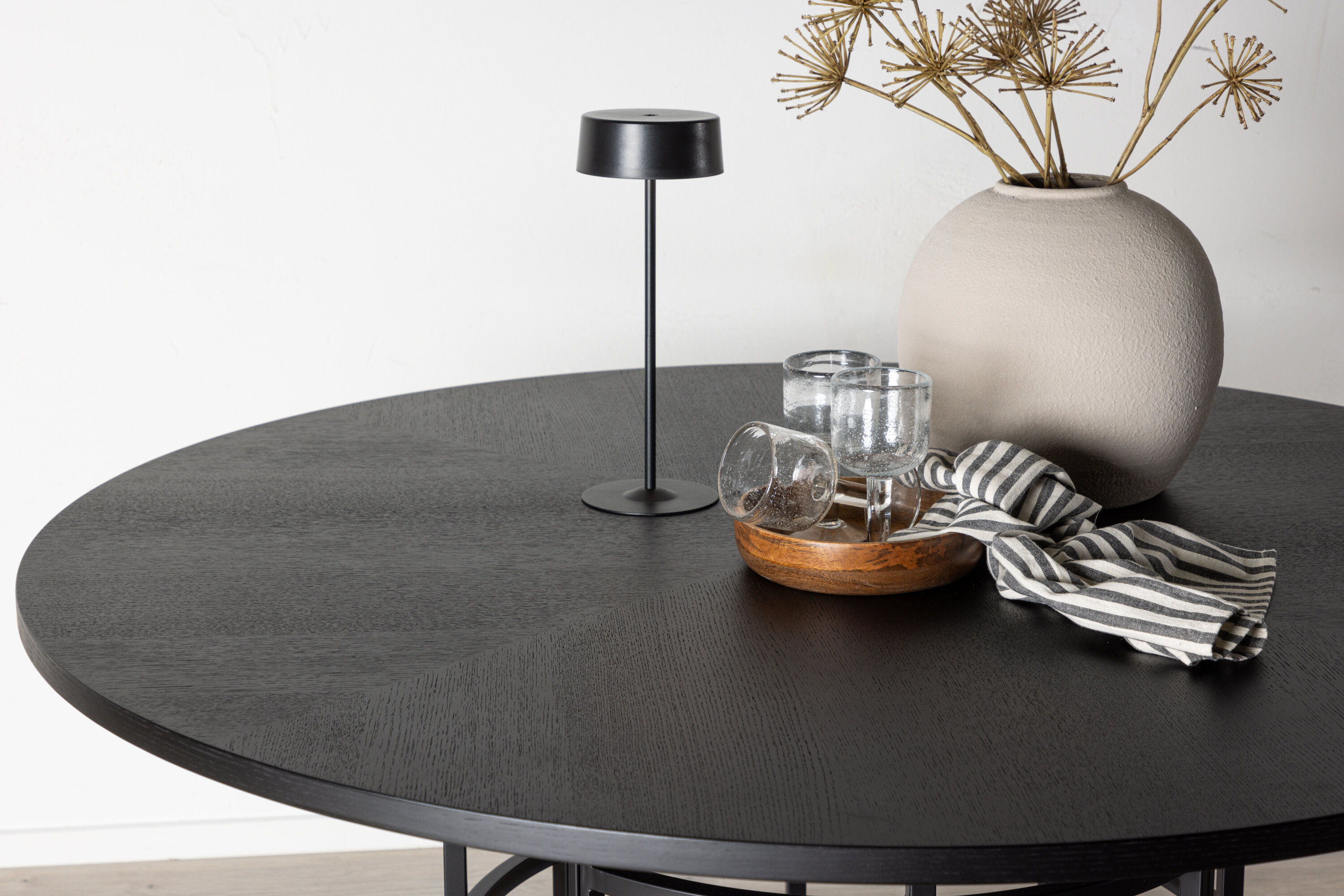 Copenhagen table à manger ronde noir ⌀140 cm en situation dans une pièce décorée