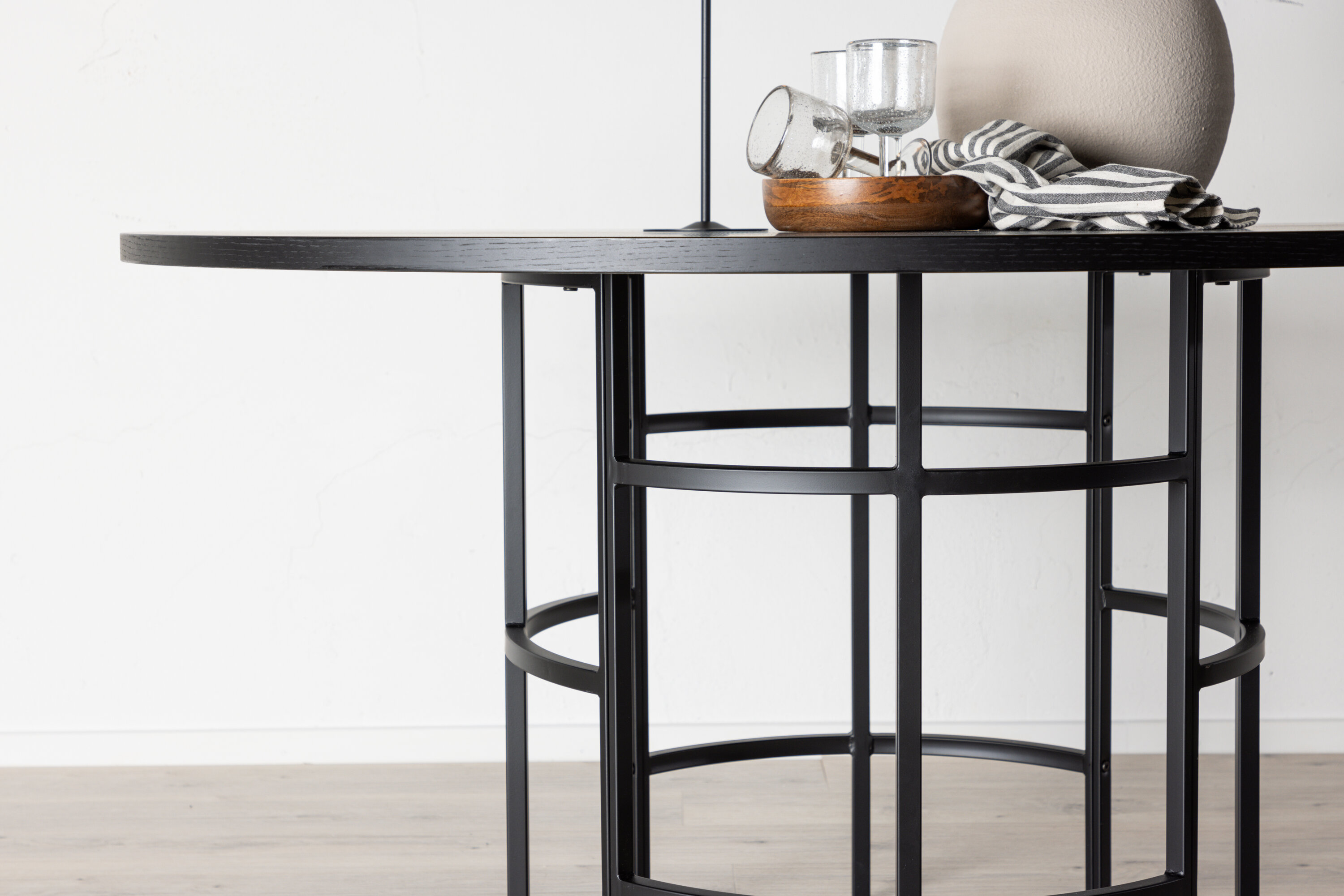 Copenhagen table à manger ronde noir ⌀140 cm en situation dans une pièce décorée