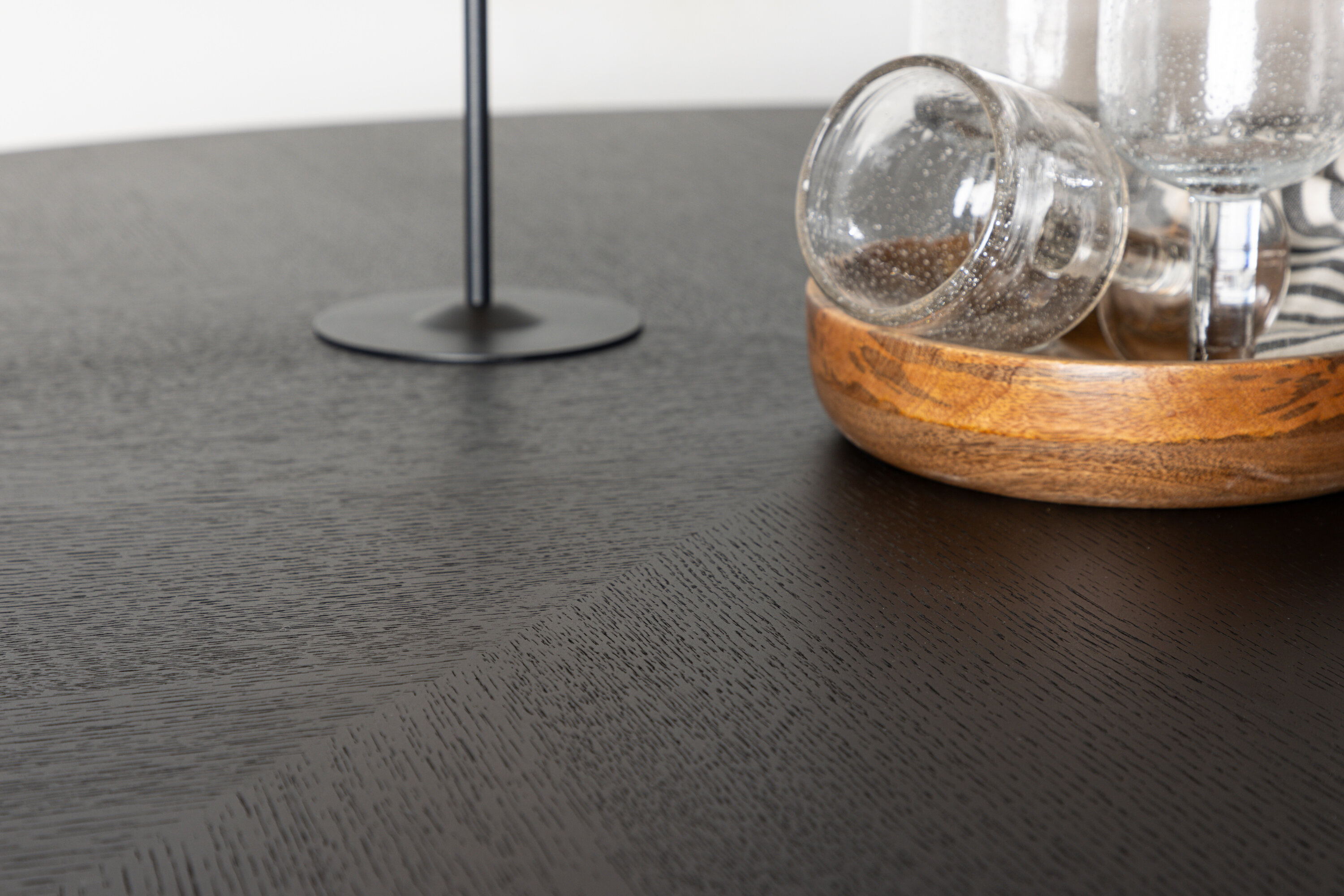Copenhagen table à manger ronde noir ⌀140 cm en situation dans une pièce décorée