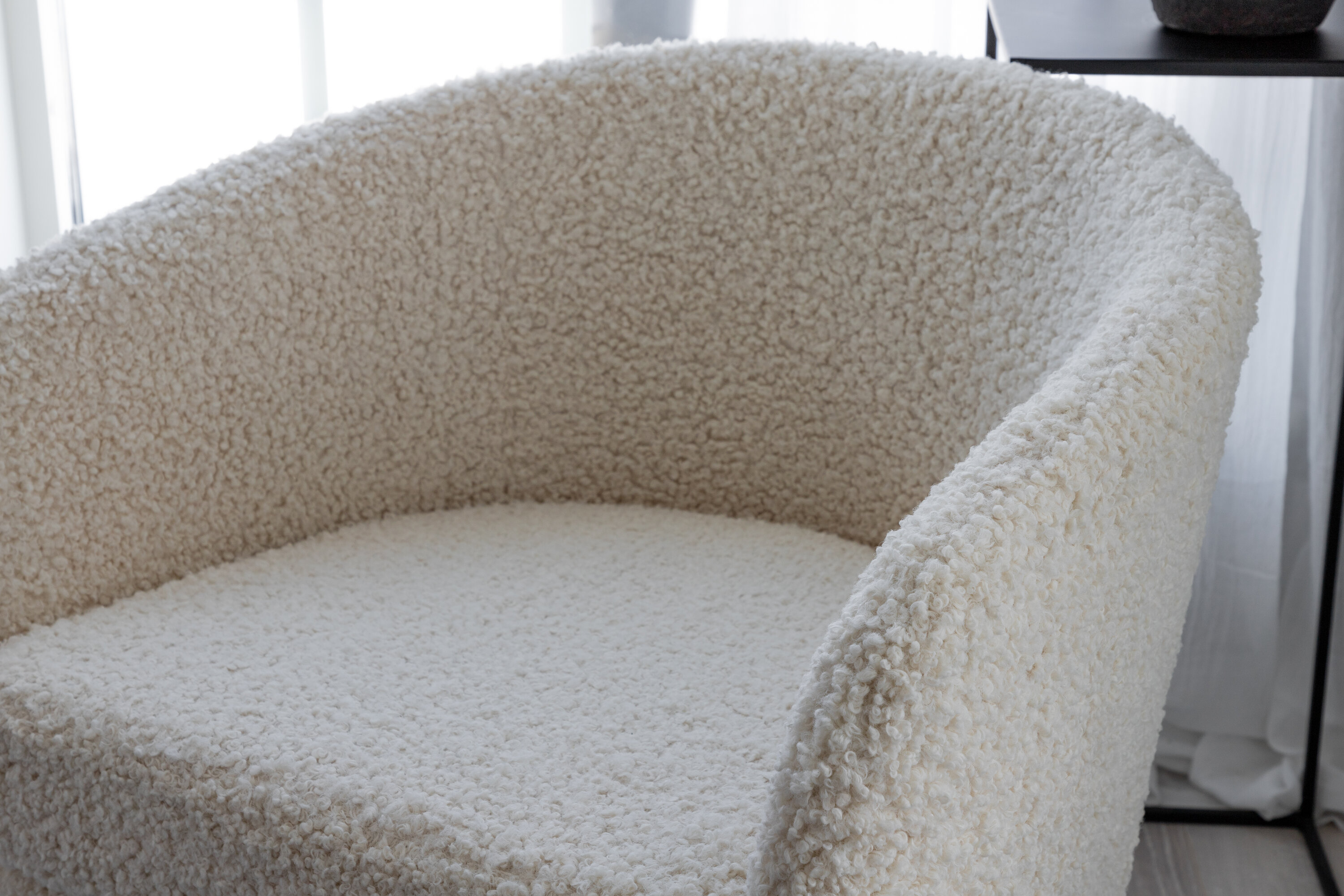 Détail du fauteuil Fluffy noir, blanc 64 x 70 x 66 cm