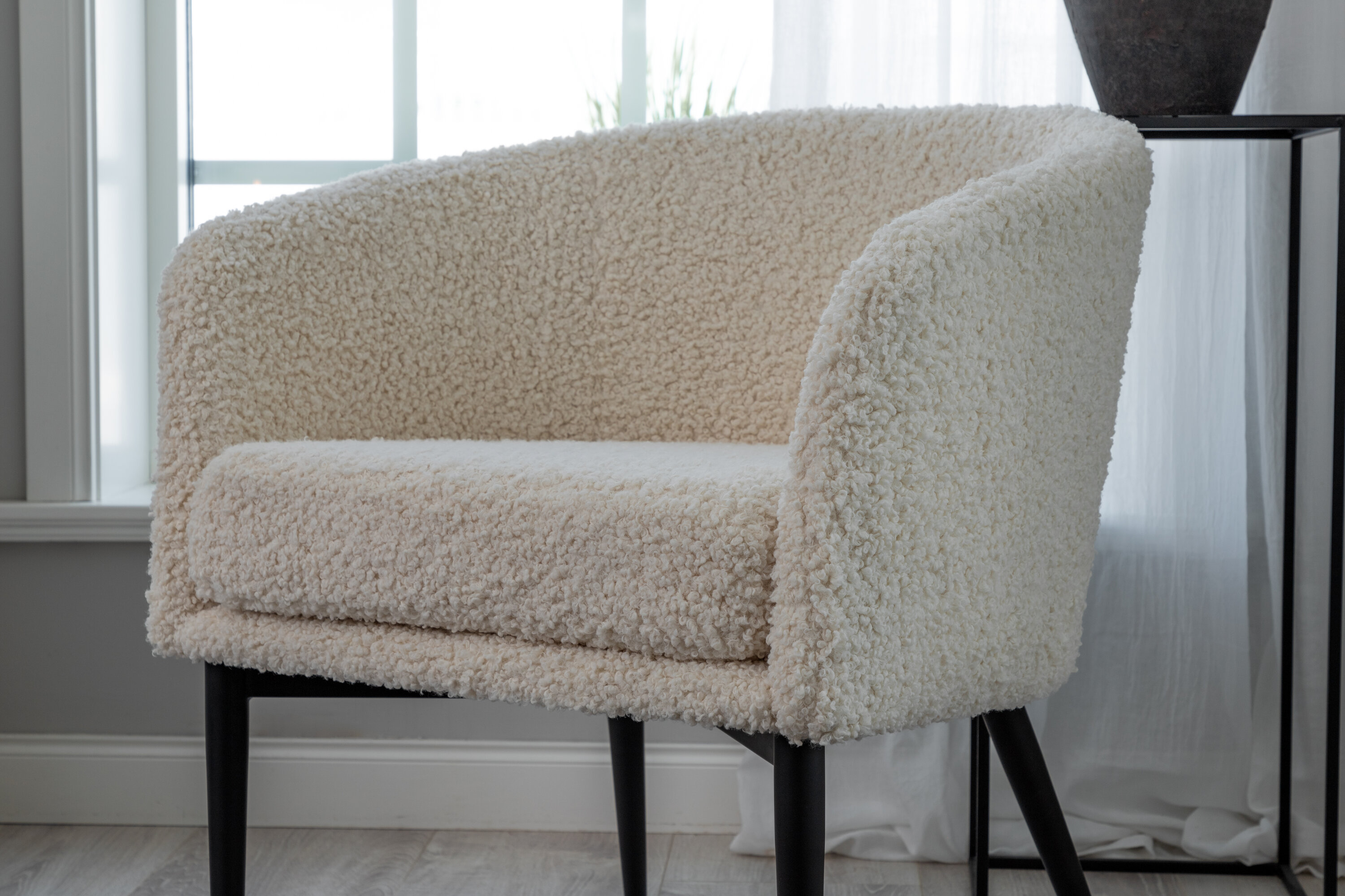 Détail du fauteuil Fluffy noir, blanc 64 x 70 x 66 cm
