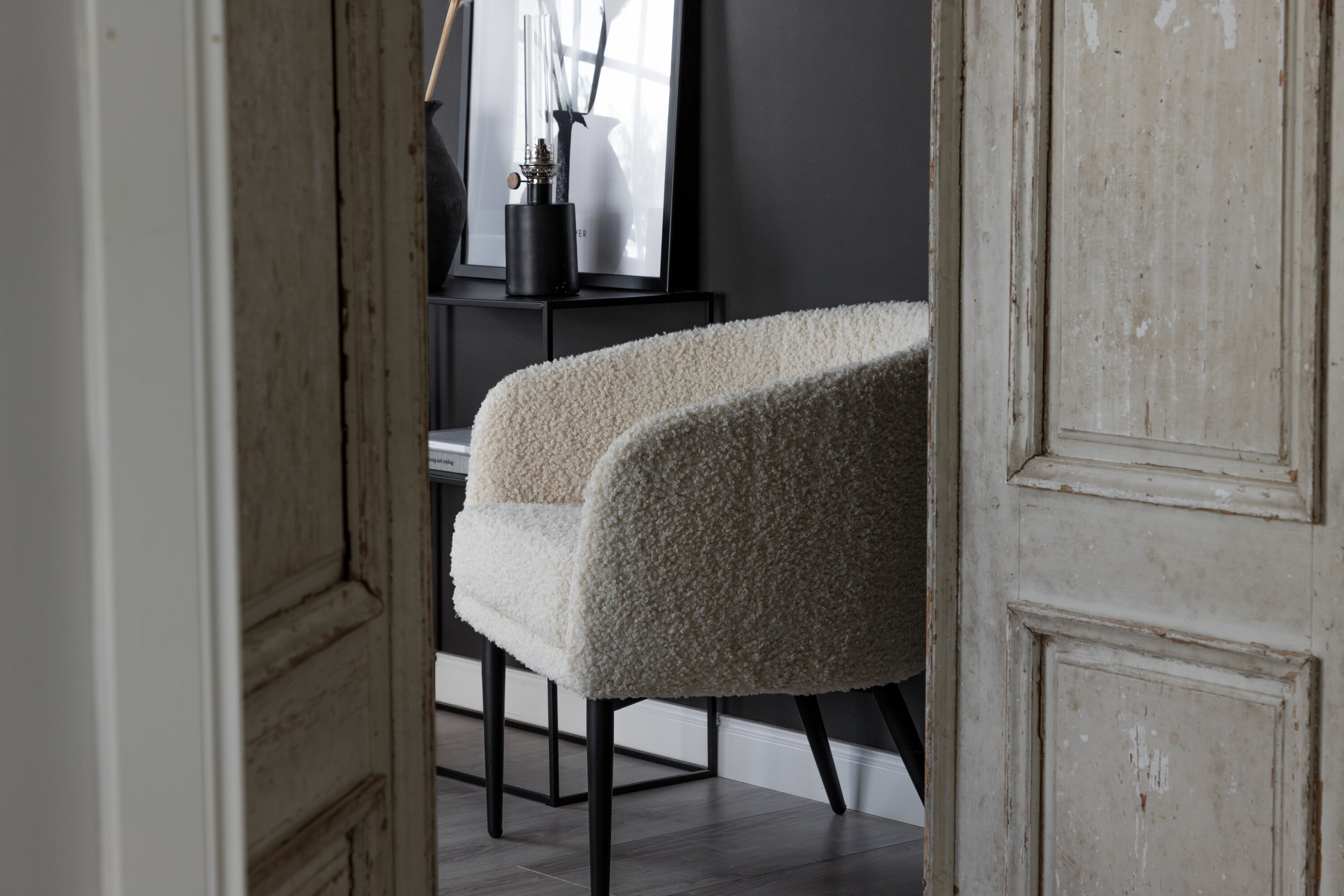 Détail du fauteuil Fluffy noir, blanc 64 x 70 x 66 cm