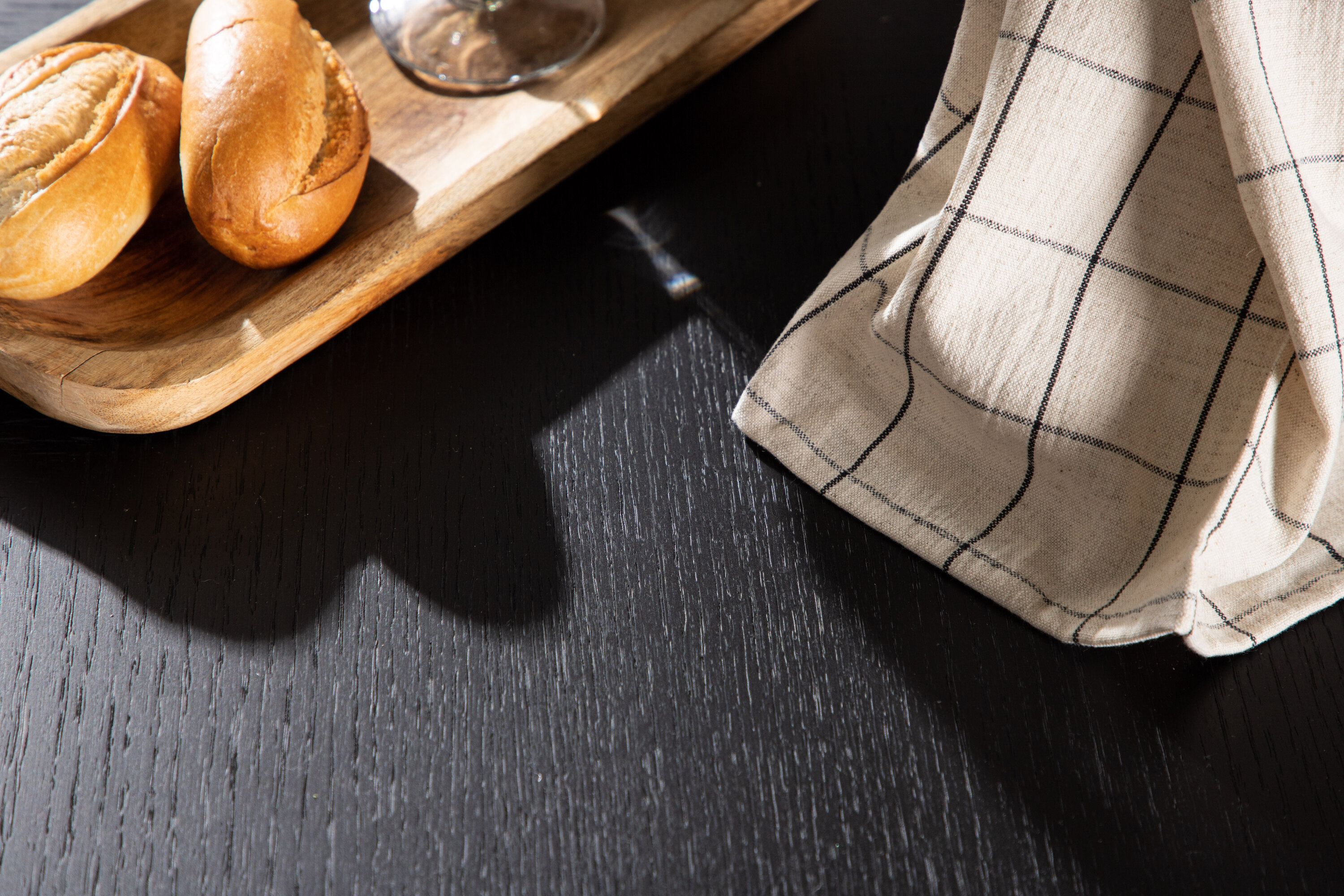 Copenhagen table à manger ronde noir ⌀115 cm en situation dans une pièce décorée