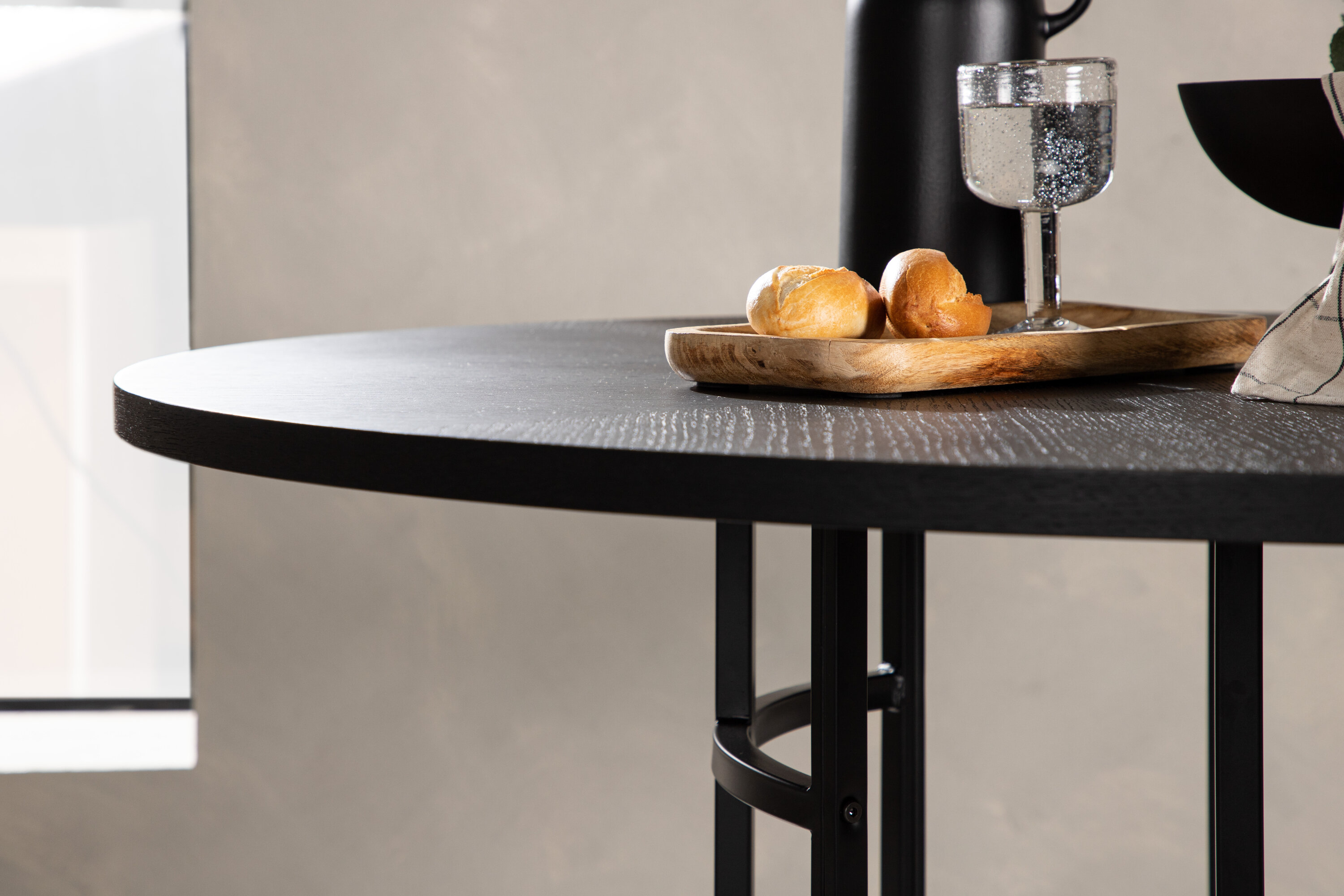 Copenhagen table à manger ronde noir ⌀115 cm en situation dans une pièce décorée