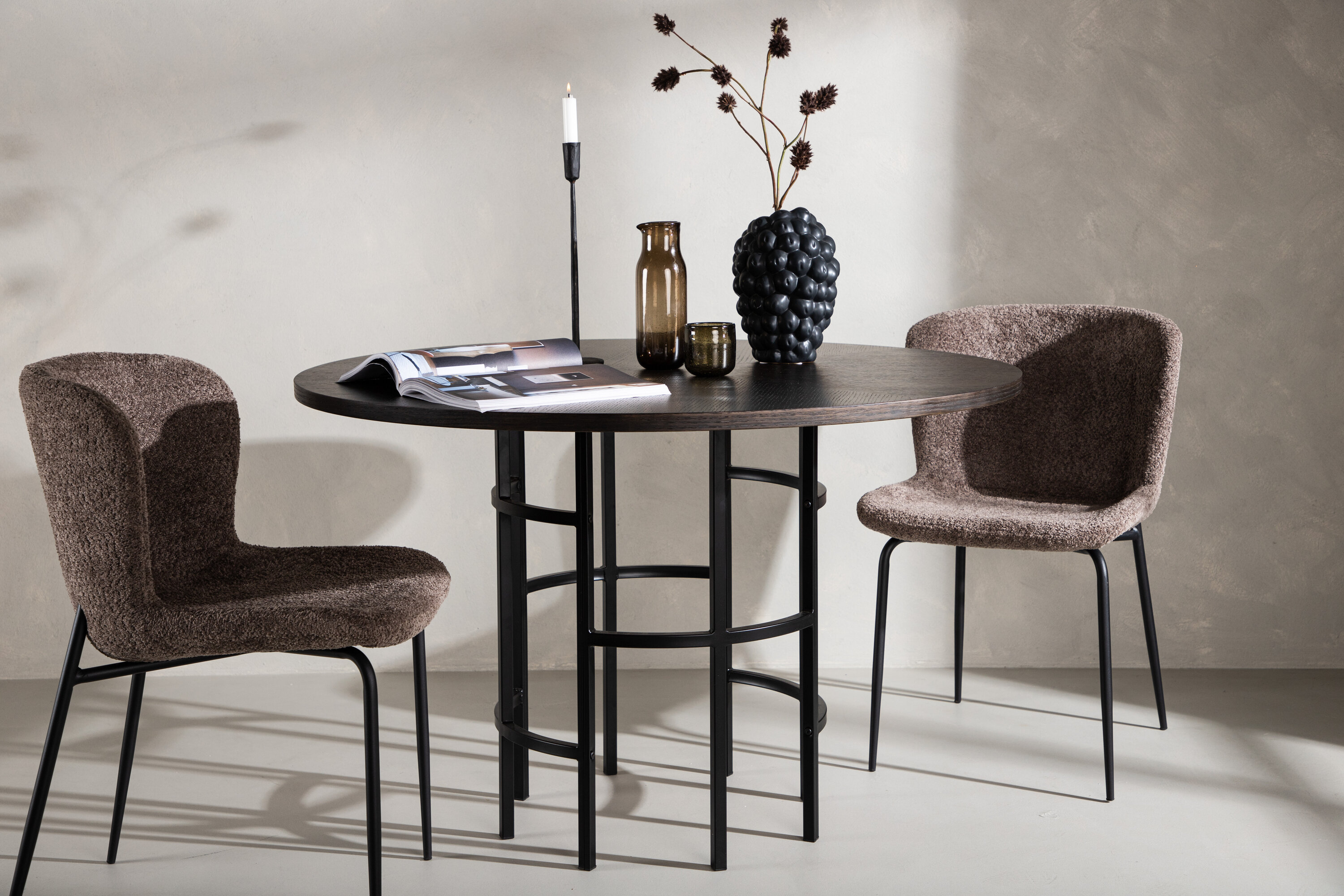Copenhagen table à manger ronde noir, moka ⌀115 cm en situation dans une pièce décorée