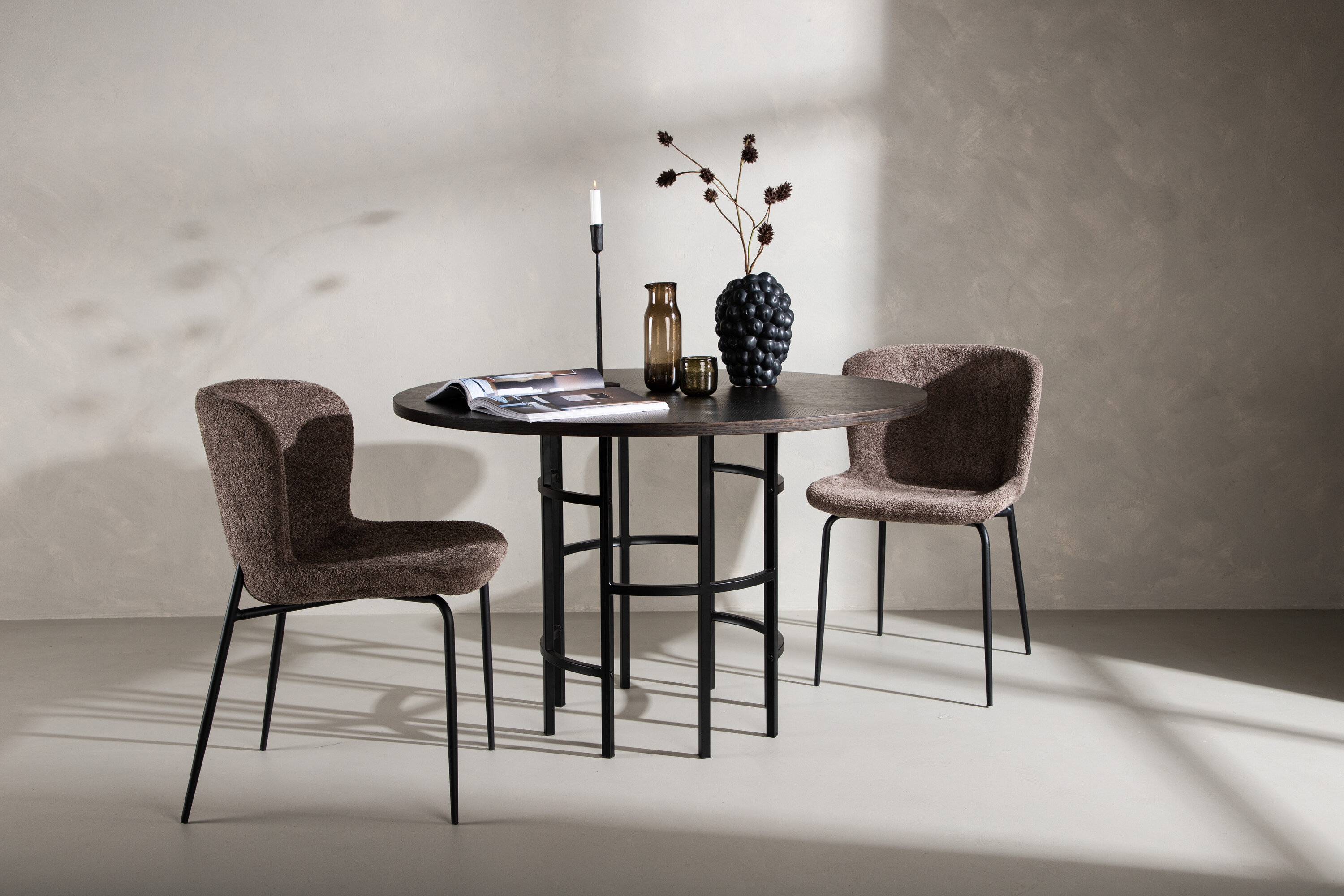 Copenhagen table à manger ronde noir, moka ⌀115 cm en situation dans une pièce décorée