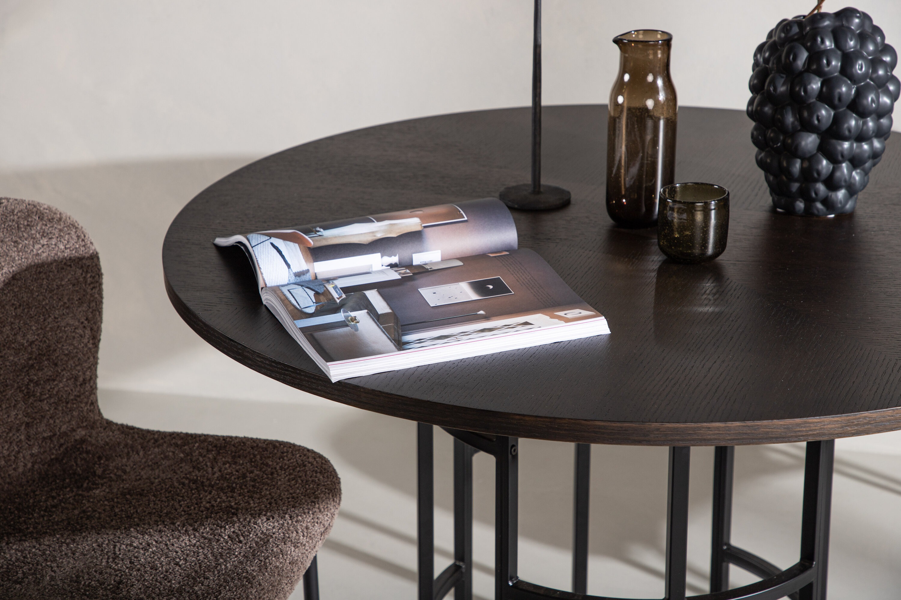 Copenhagen table à manger ronde noir, moka ⌀115 cm en situation dans une pièce décorée