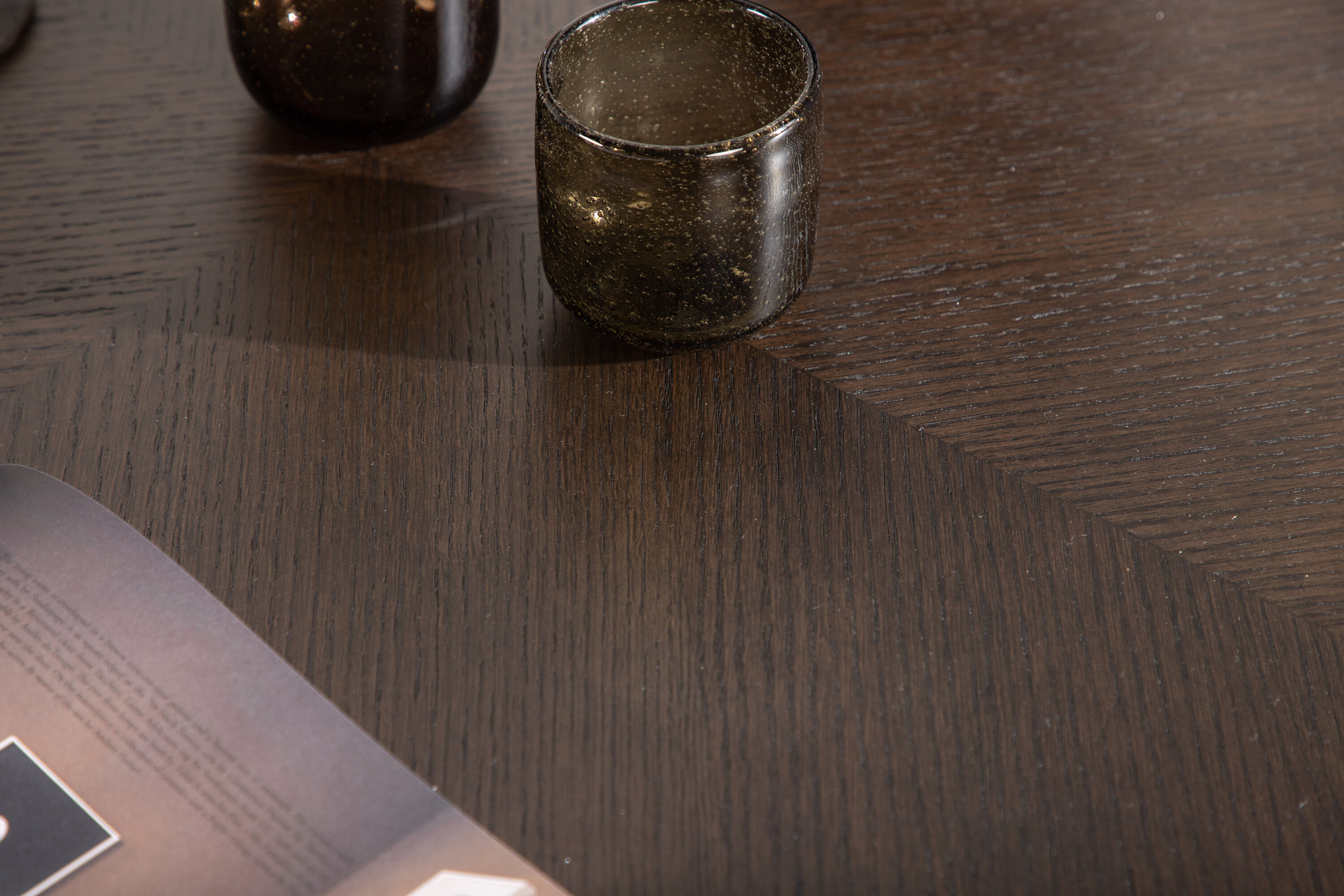 Copenhagen table à manger ronde noir, moka ⌀115 cm en situation dans une pièce décorée