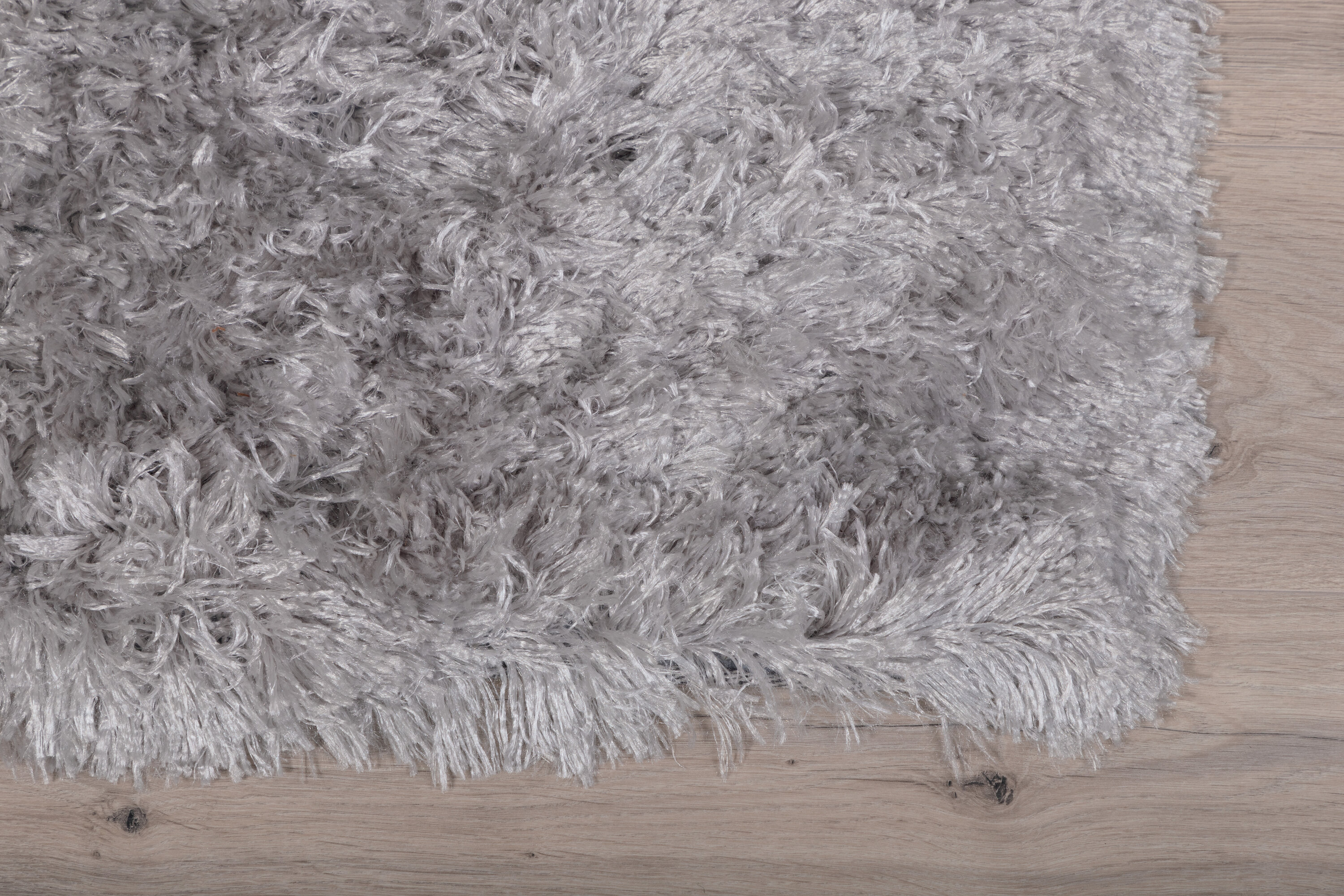 Détail du tapis de salon Natta argenté 230 x 160 cm