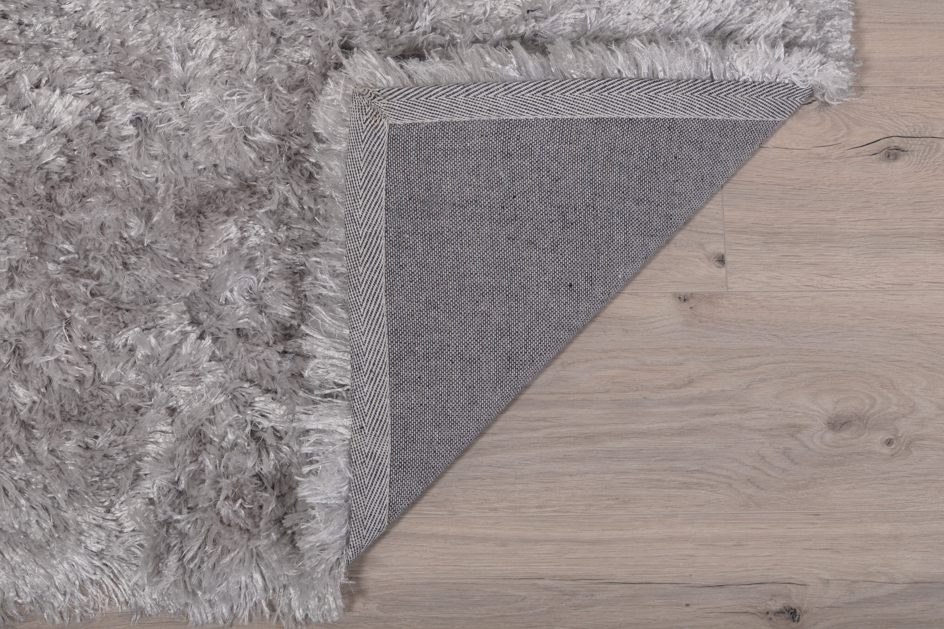 Détail du tapis de salon Natta argenté 230 x 160 cm