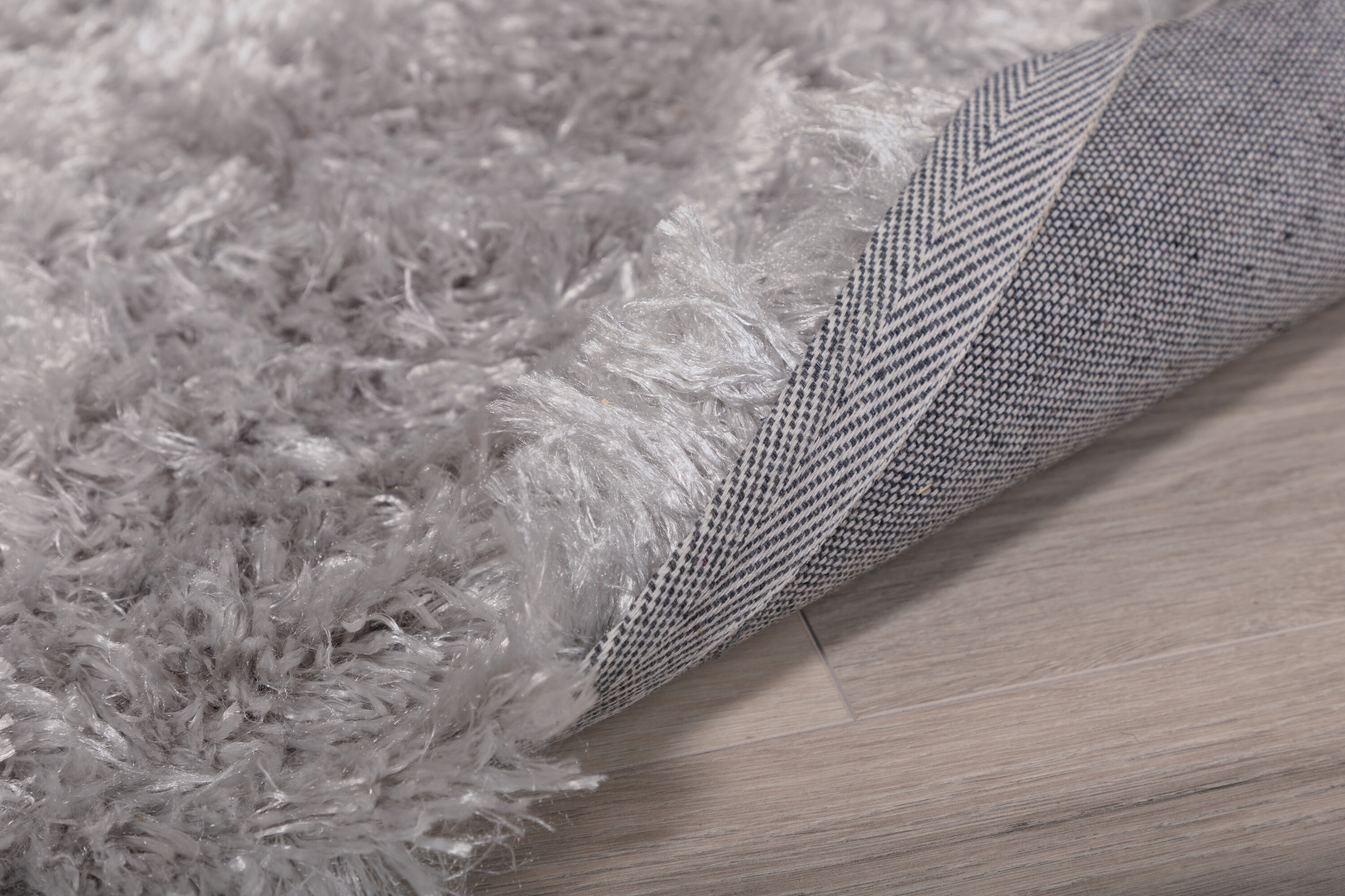 Détail du tapis de salon Natta argenté 230 x 160 cm