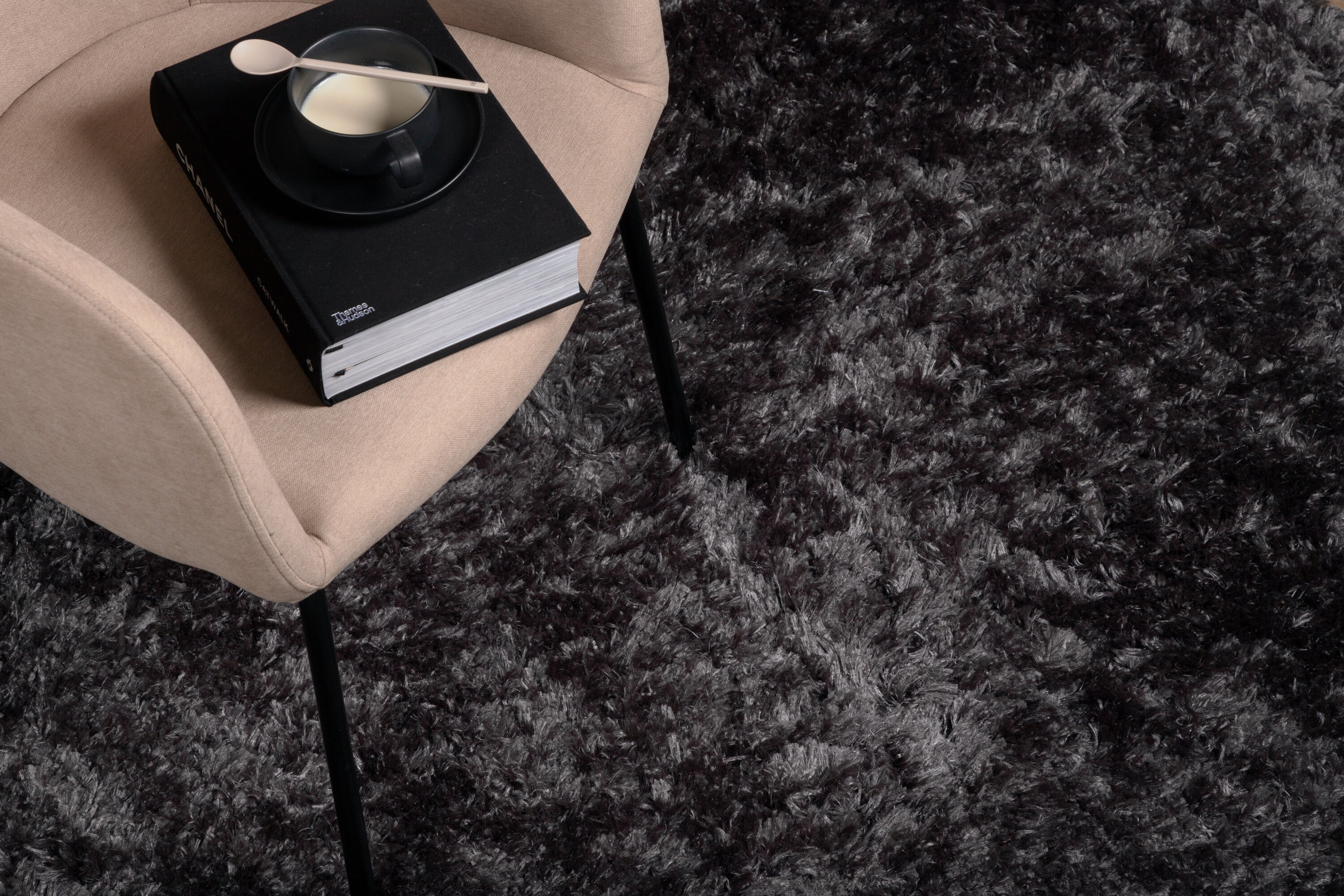 Détail du tapis de salon Natta gris foncé ⌀200 cm