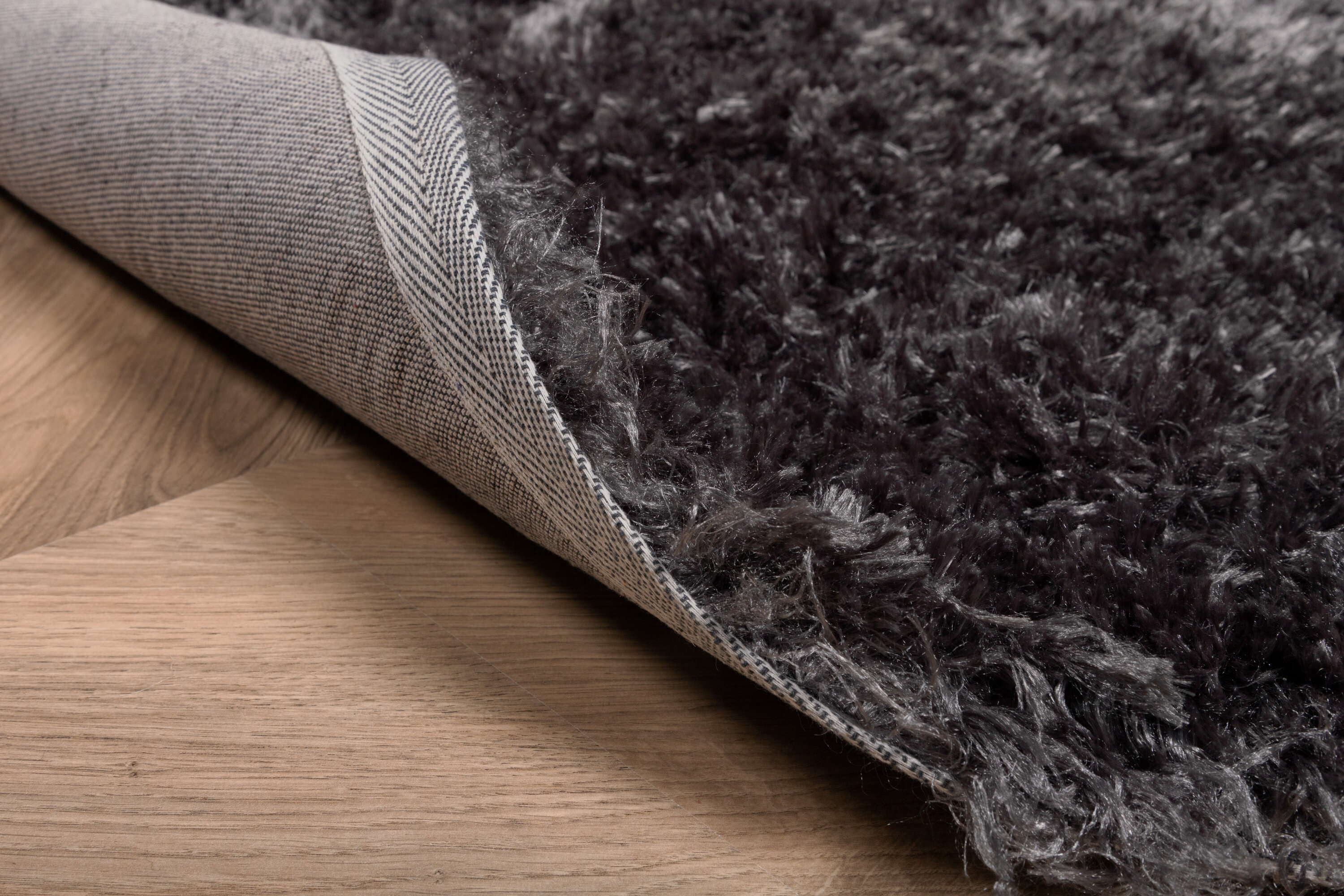 Détail du tapis de salon Natta gris foncé ⌀200 cm