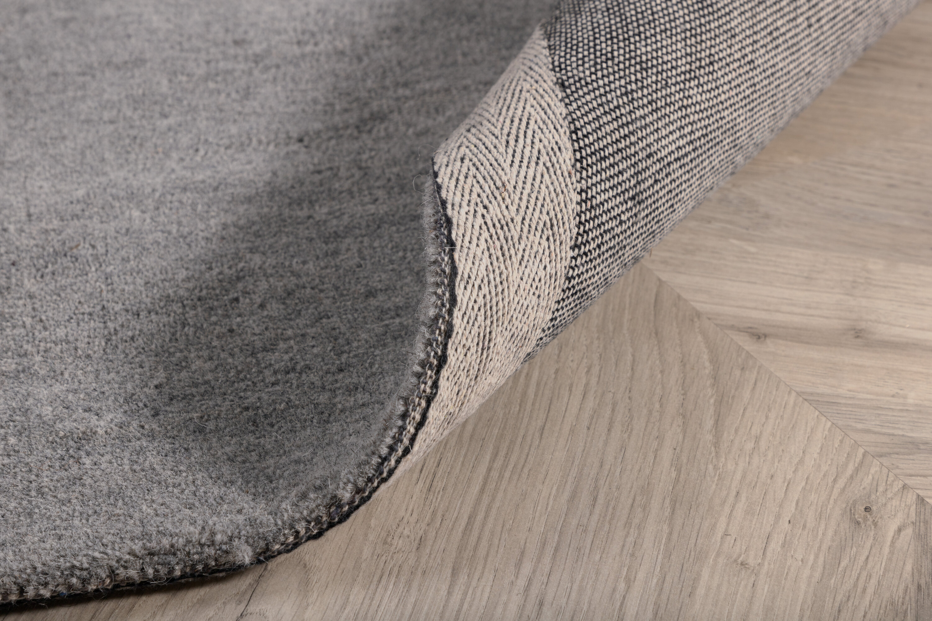 Détail du tapis de salon Ulla gris clair 350 x 250 cm
