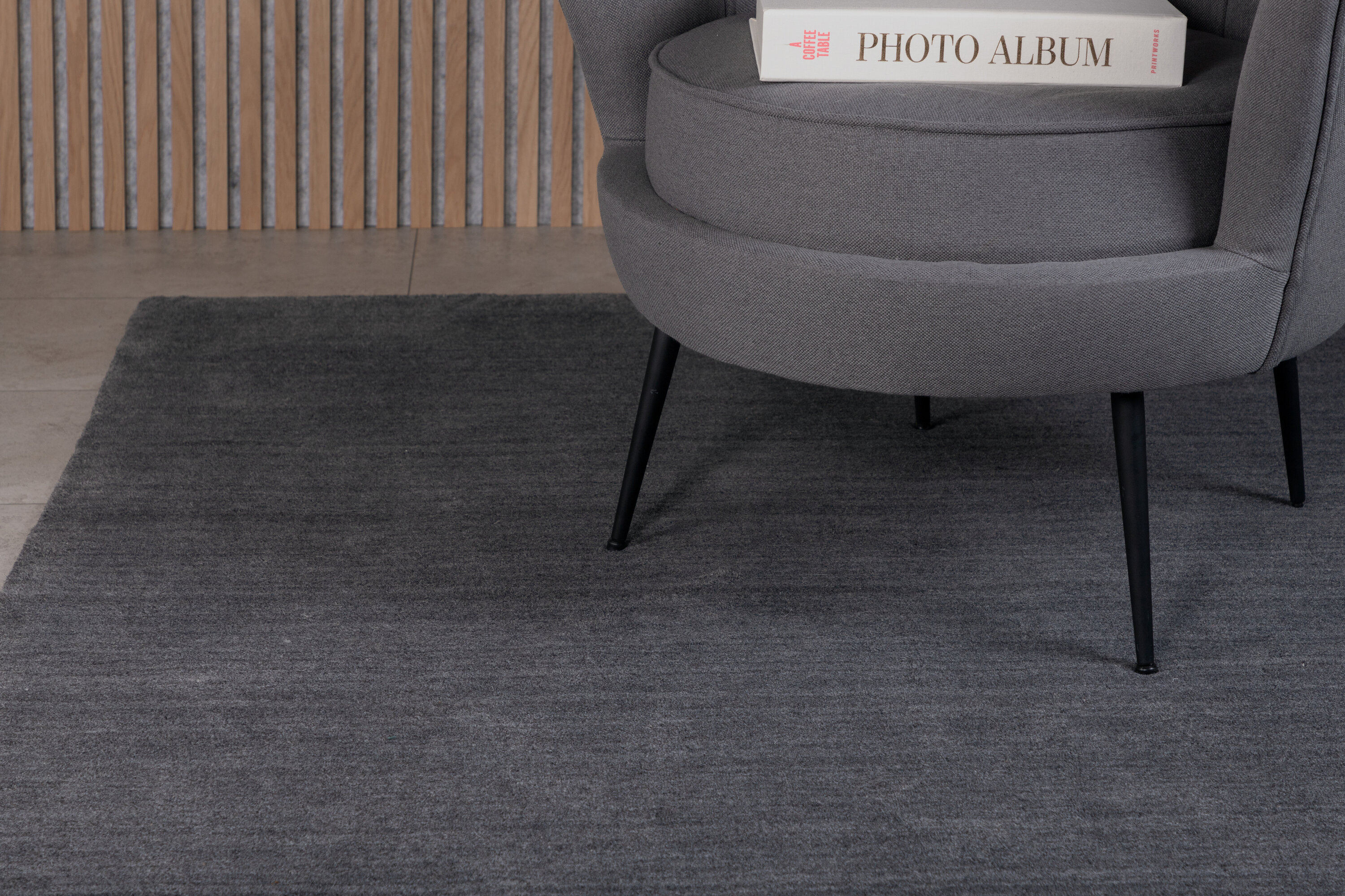 Vue du tapis de salon Ulla gris foncé 350 x 250 cm
