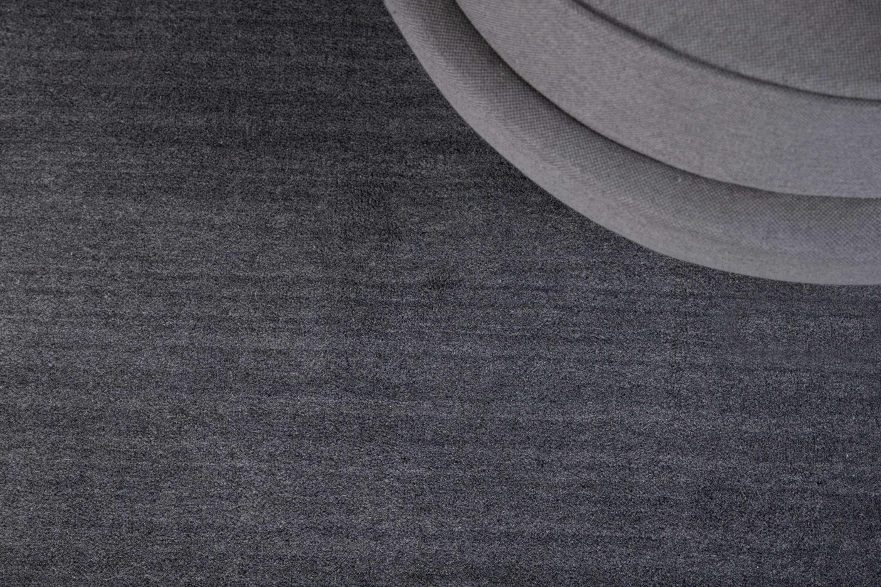 Vue du tapis de salon Ulla gris foncé 350 x 250 cm