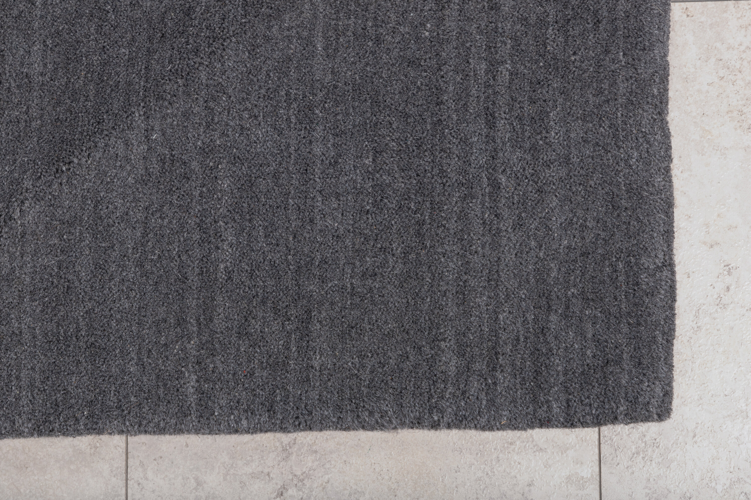 Vue du tapis de salon Ulla gris foncé 350 x 250 cm