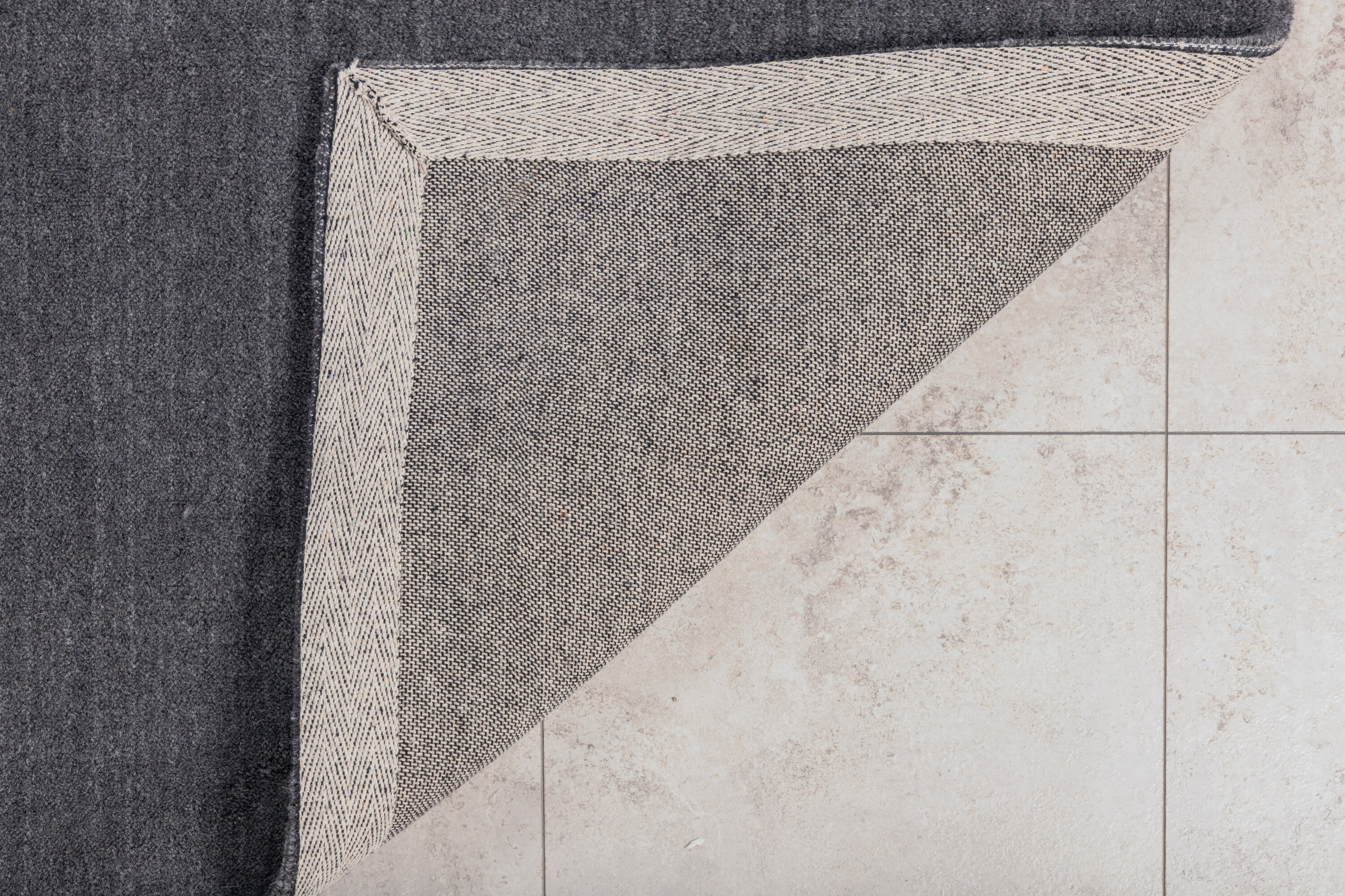 Vue du tapis de salon Ulla gris foncé 350 x 250 cm