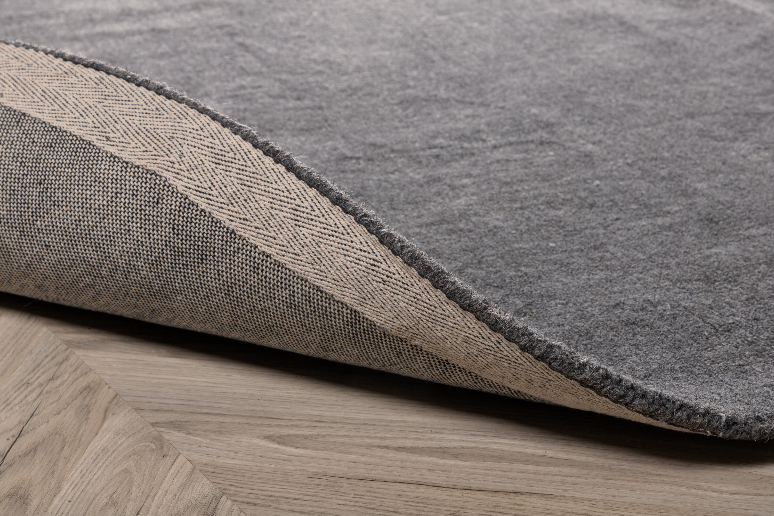 Détail du tapis de salon Ulla gris foncé ⌀200 cm