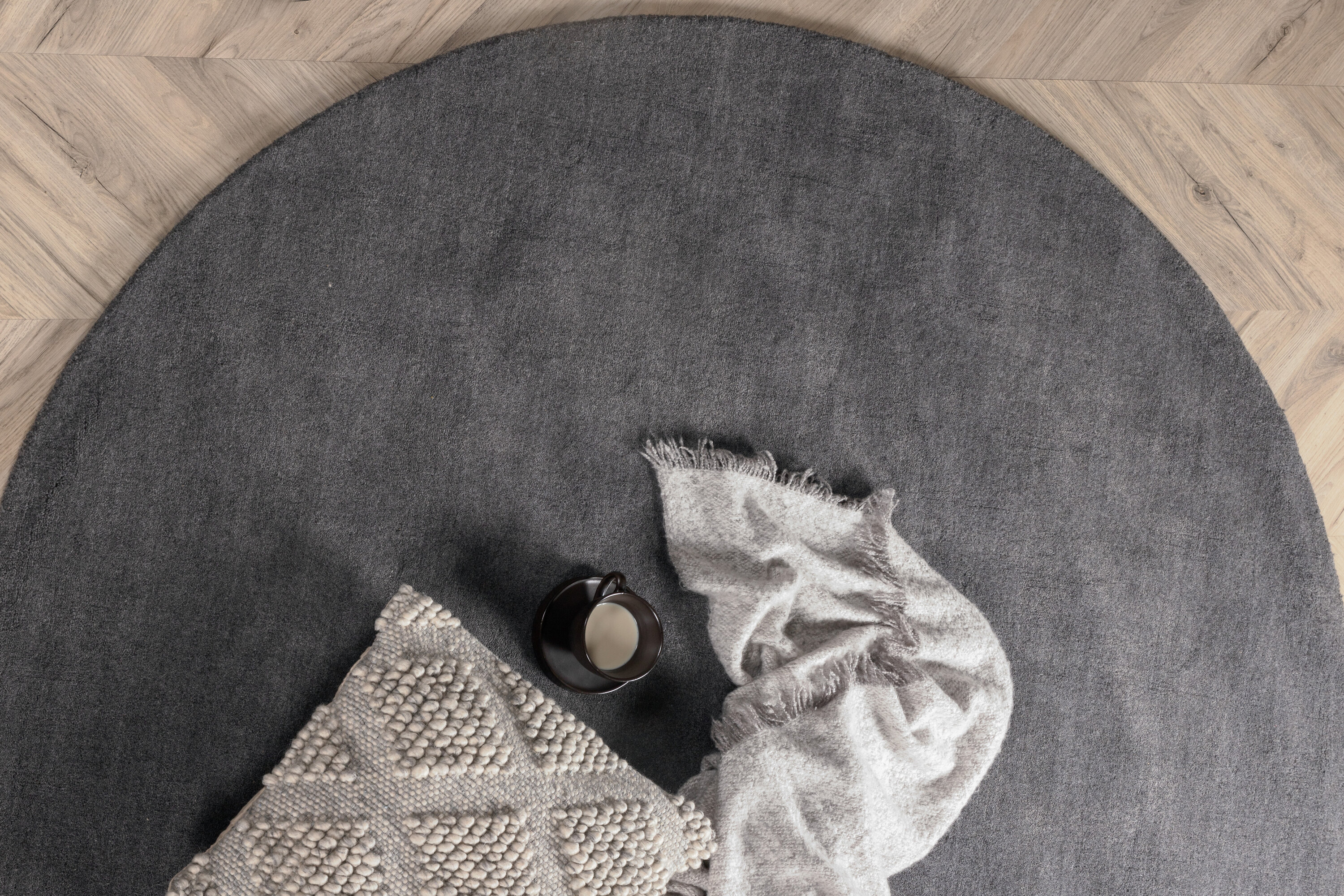 Détail du tapis de salon Ulla gris foncé ⌀200 cm