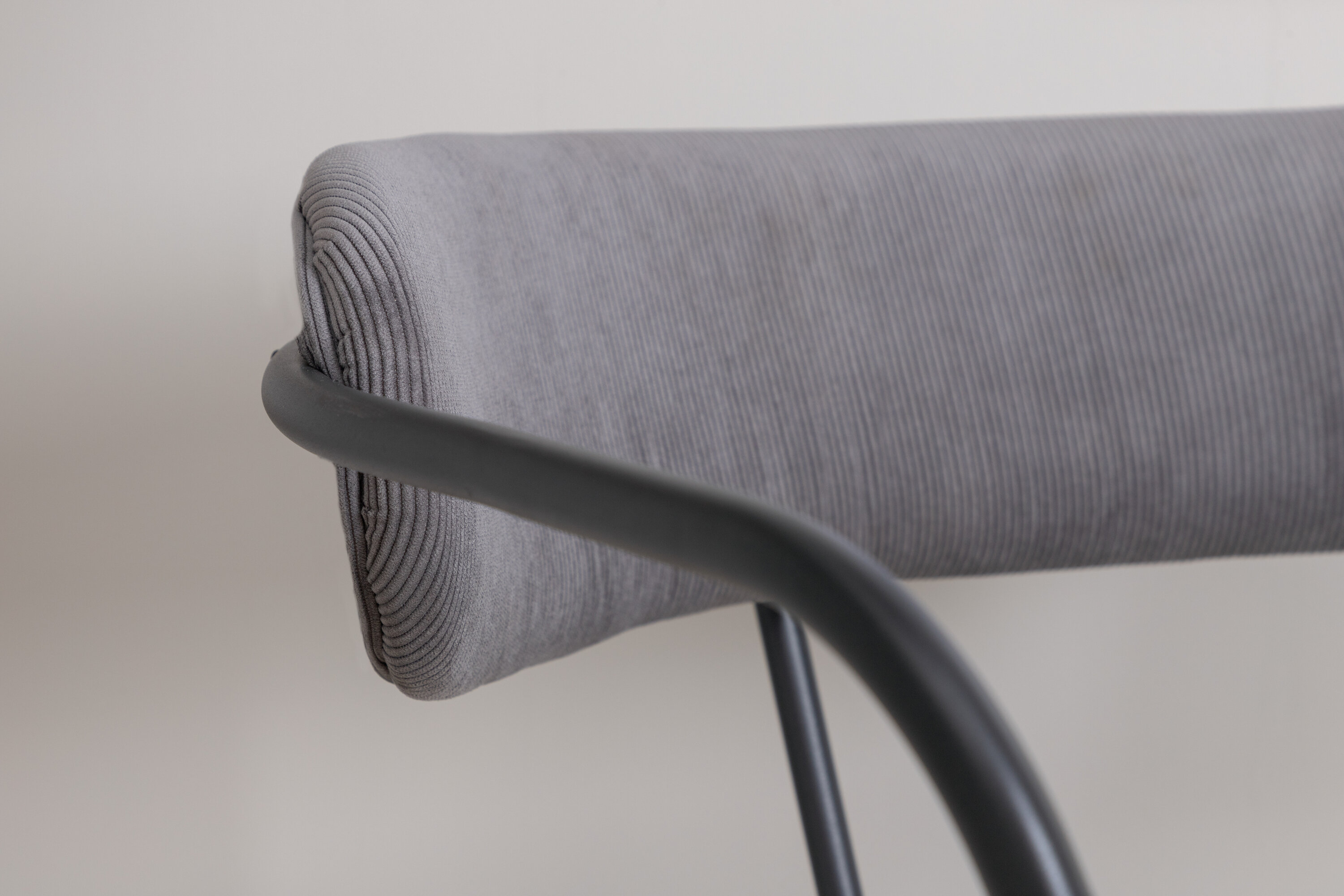Détail du fauteuil Duffy noir, gris 67 x 69 x 68 cm