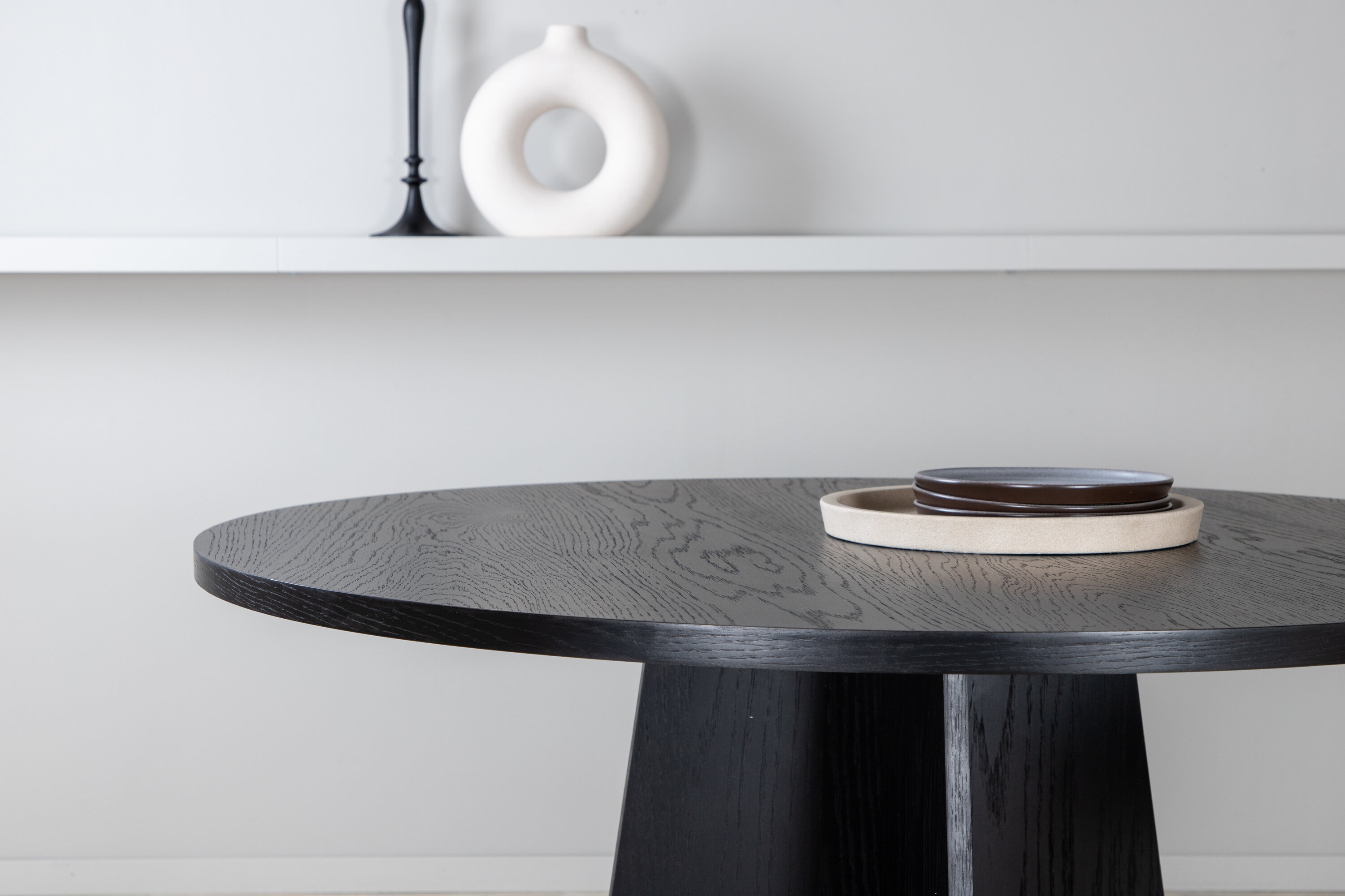 Détail du table à manger ronde Bootcut noir ⌀110 cm