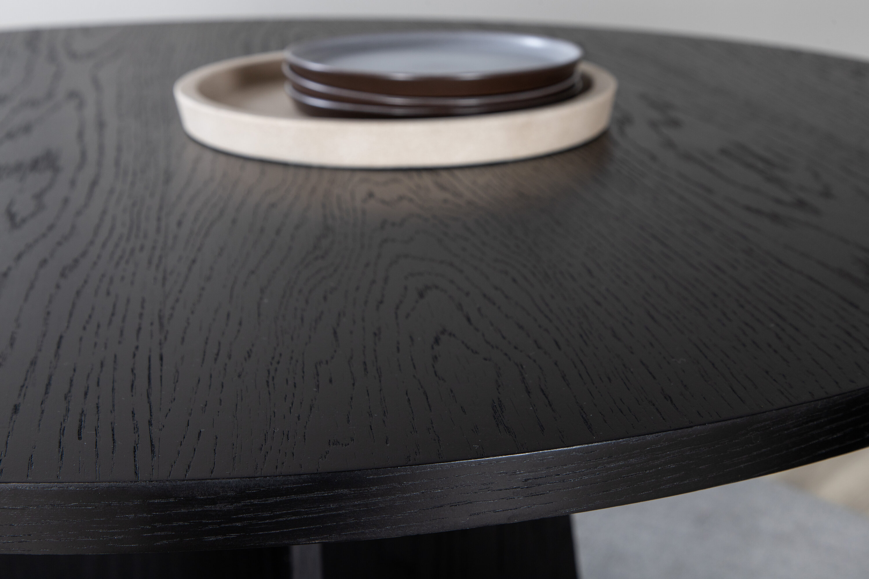 Détail du table à manger ronde Bootcut noir ⌀110 cm