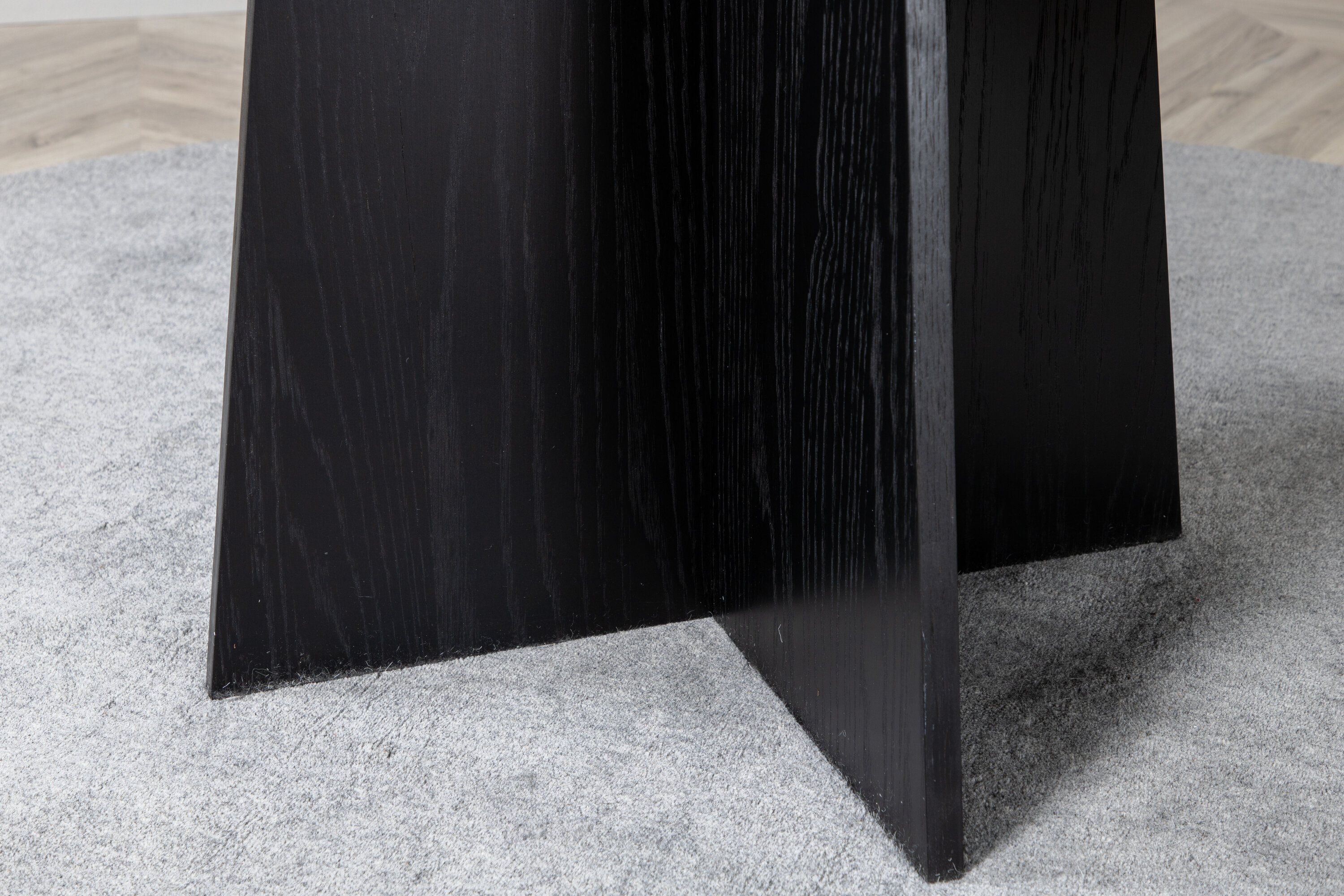 Détail du table à manger ronde Bootcut noir ⌀110 cm