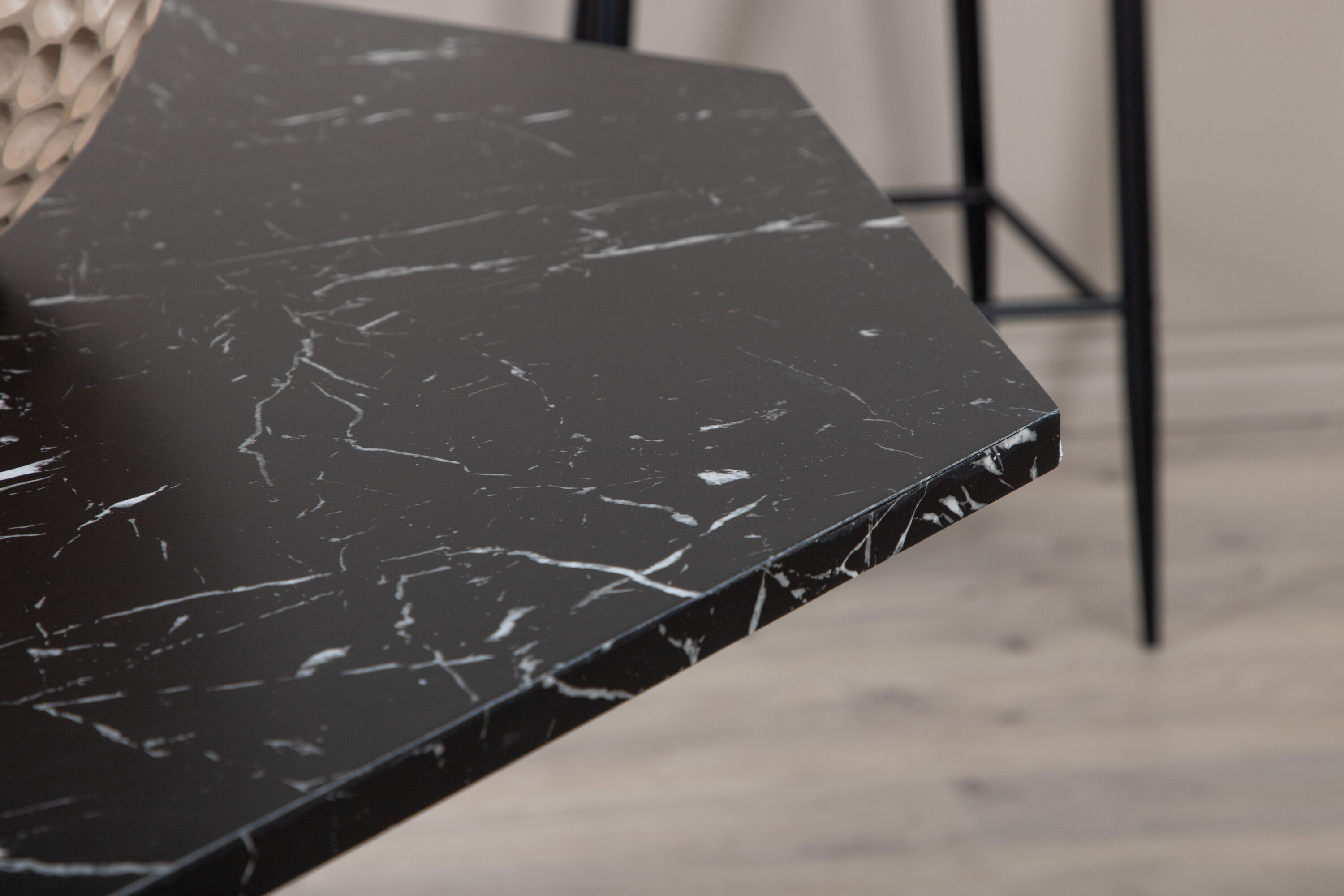 Détail du table à manger ronde Marbs noir ⌀110 cm