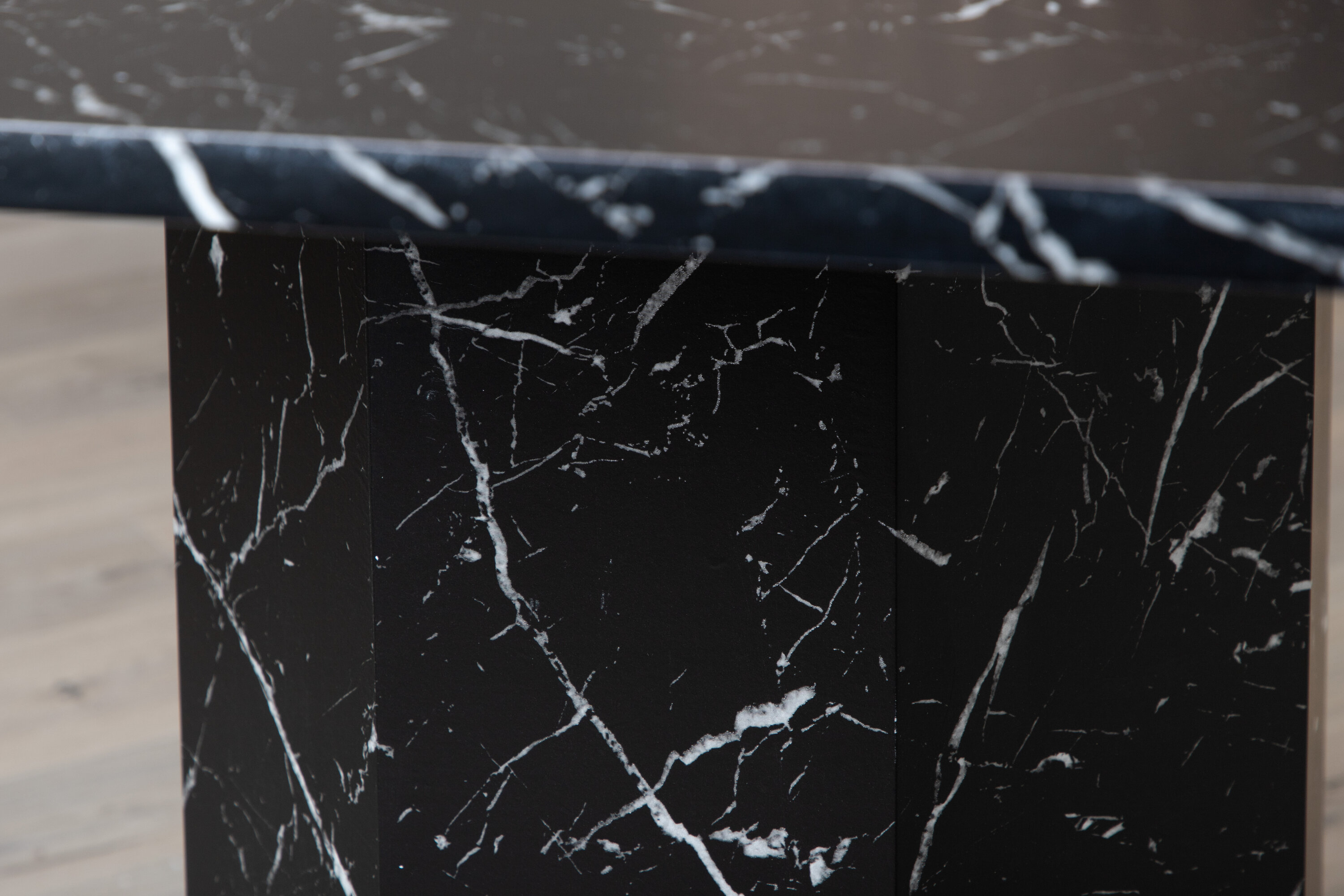 Détail du table à manger ronde Marbs noir ⌀110 cm
