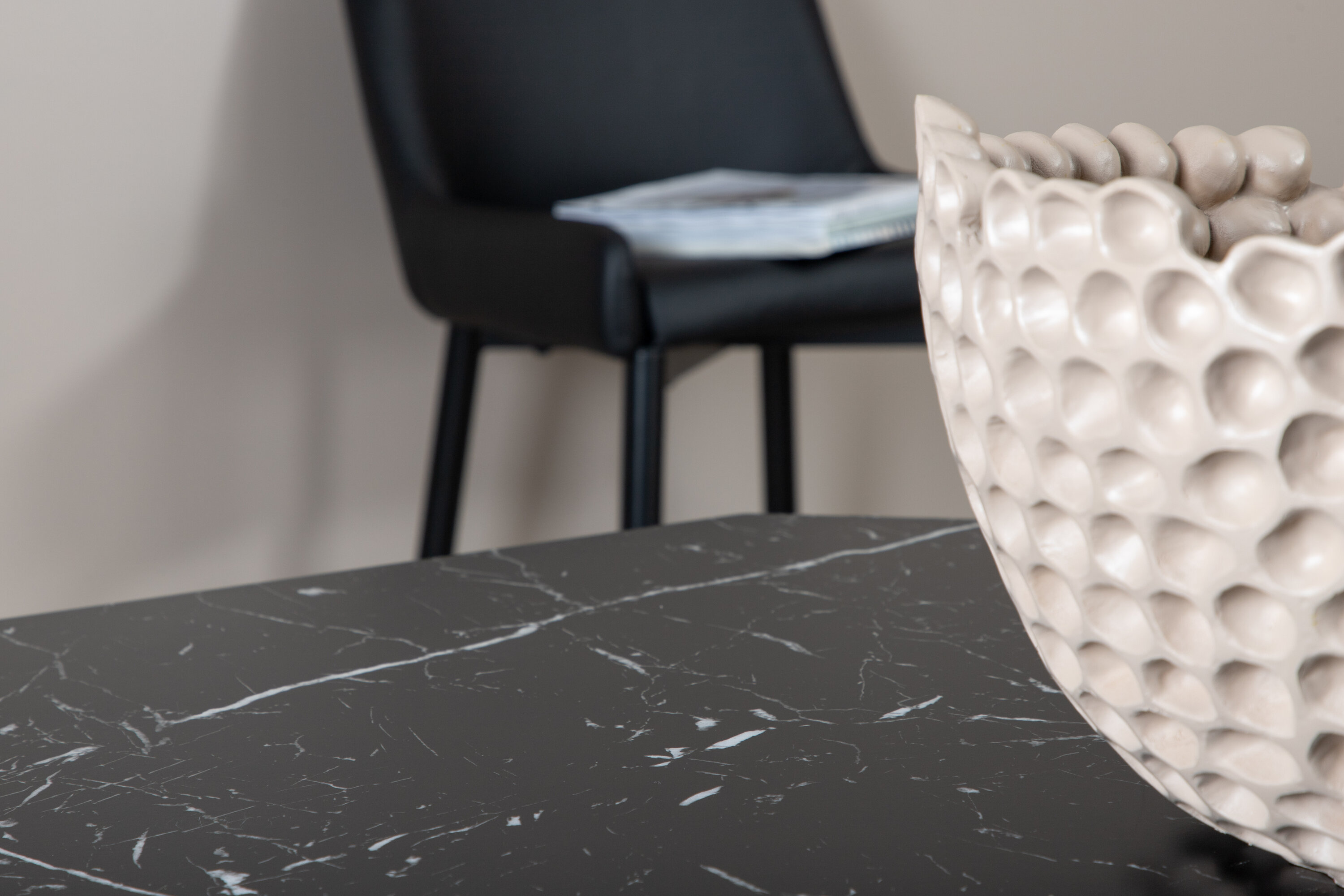 Détail du table à manger ronde Marbs noir ⌀110 cm