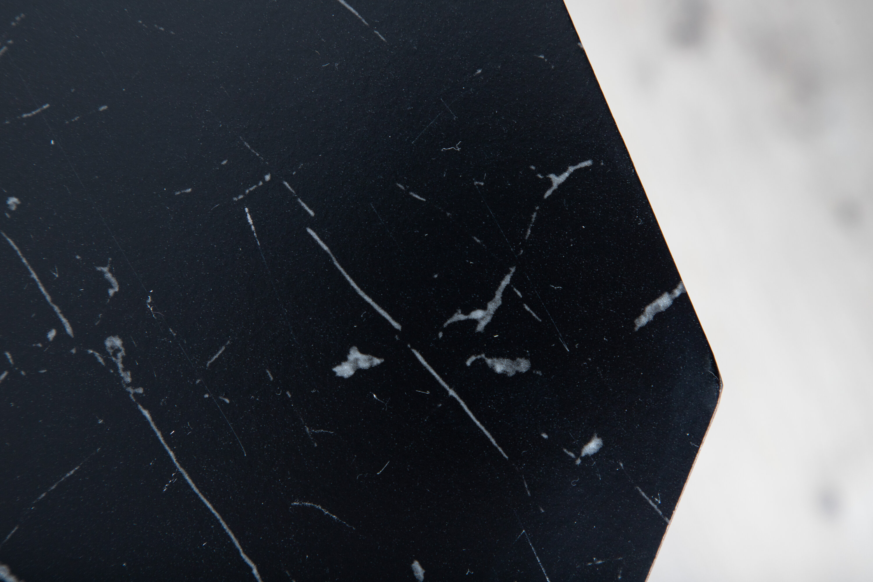 Détail du table à manger ronde Marbs noir ⌀110 cm
