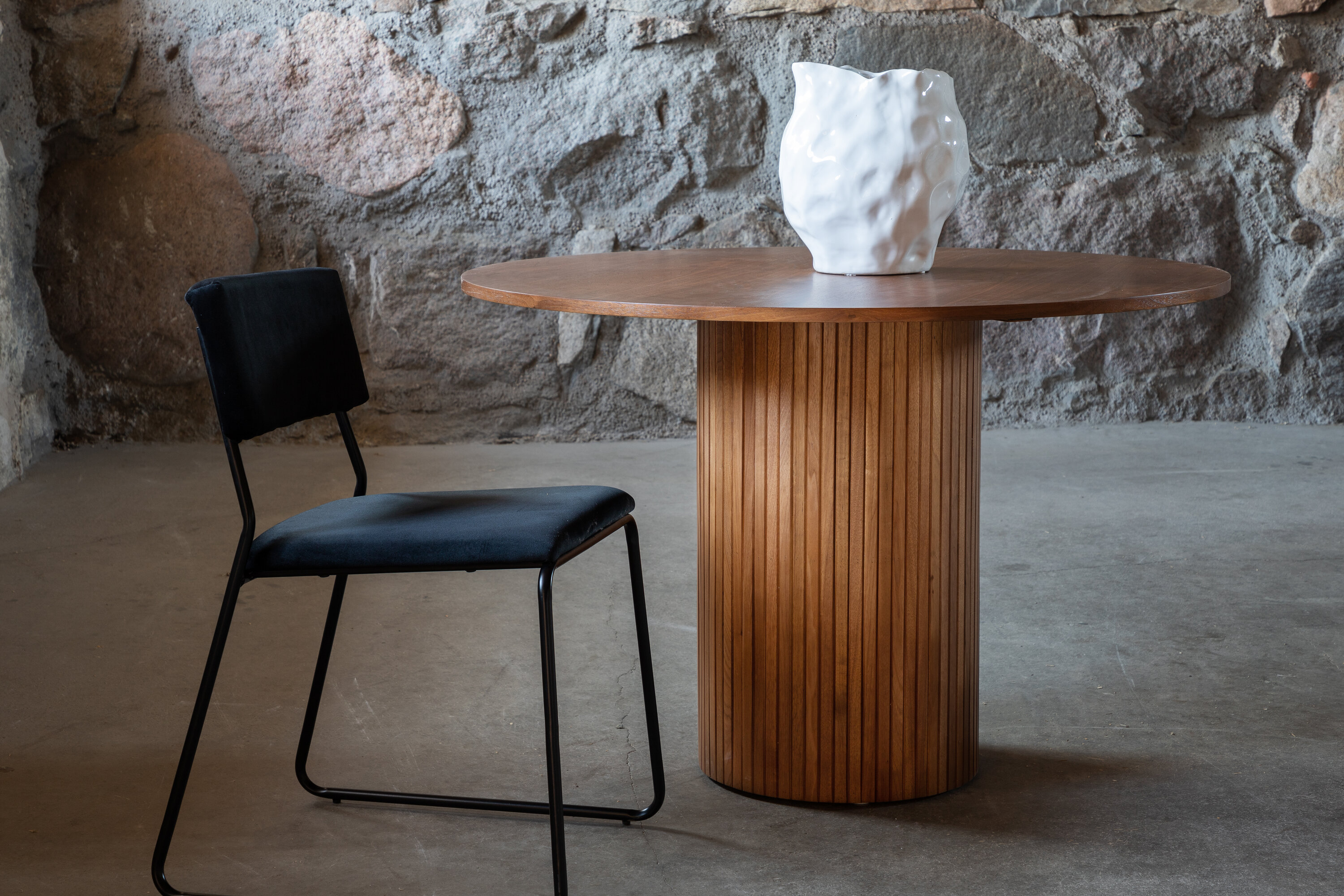 Détail du table à manger ronde Bianca noir, noyer ⌀110 cm