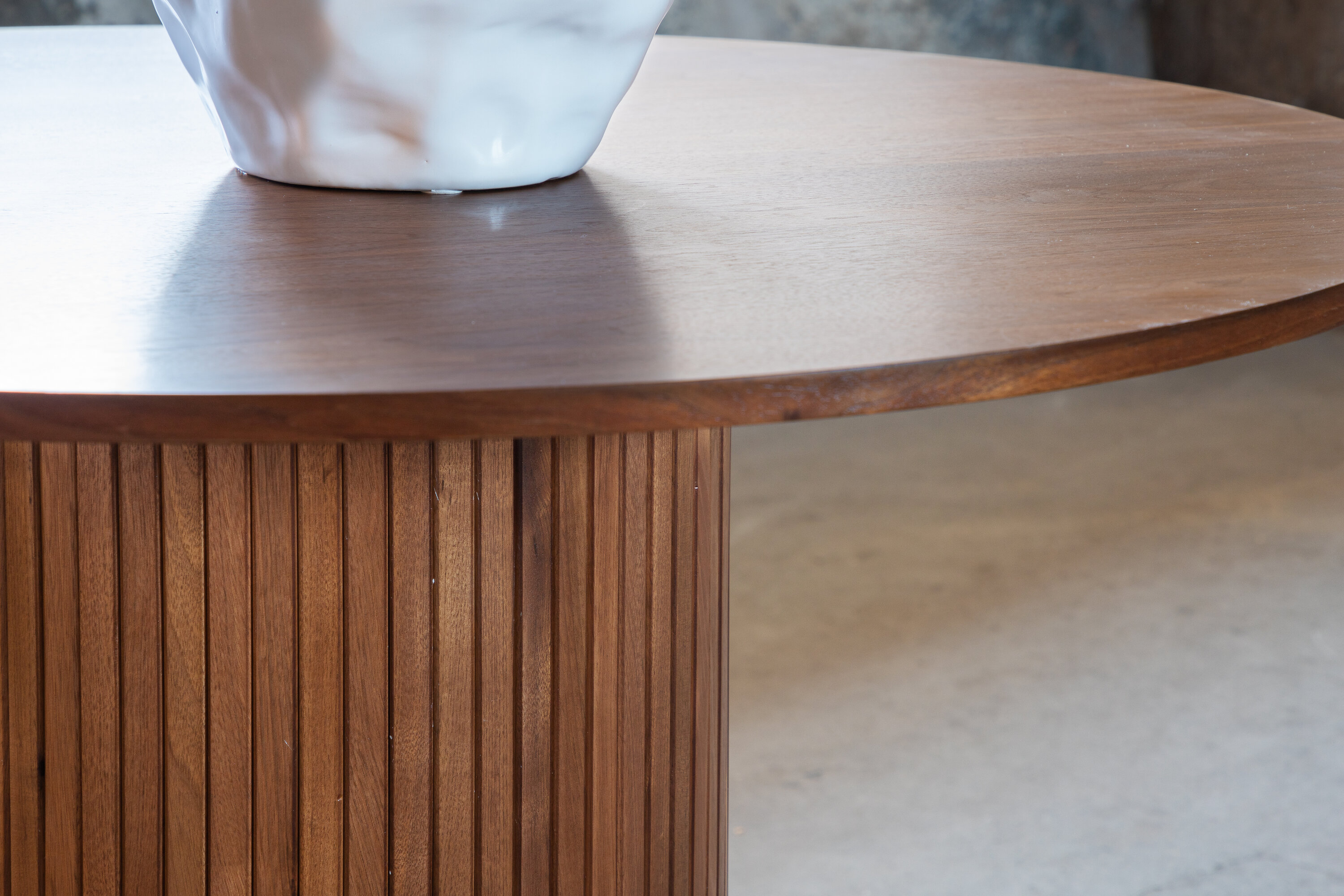 Détail du table à manger ronde Bianca noir, noyer ⌀110 cm