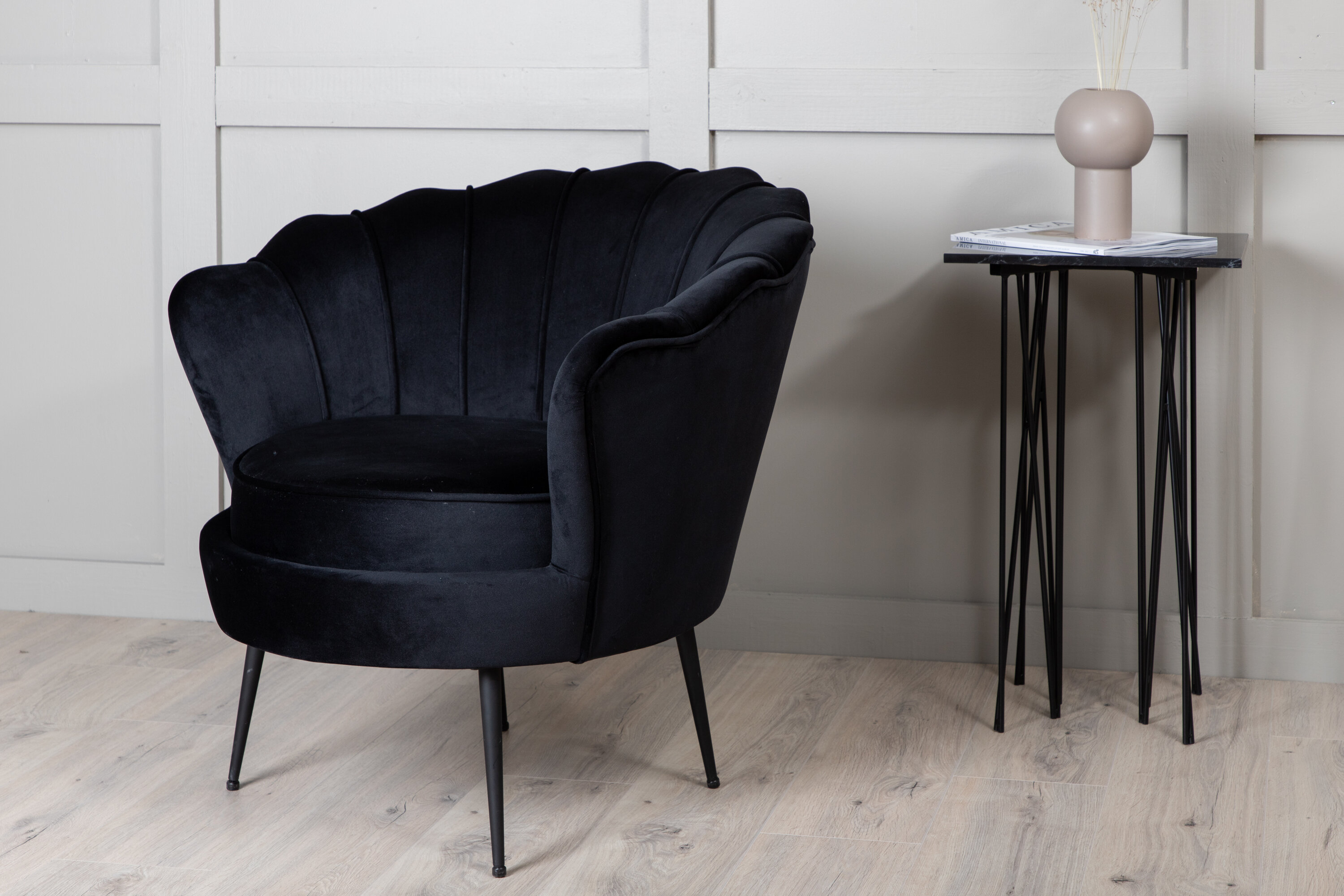 Détail du fauteuil Calais noir 77 x 76 x 83 cm