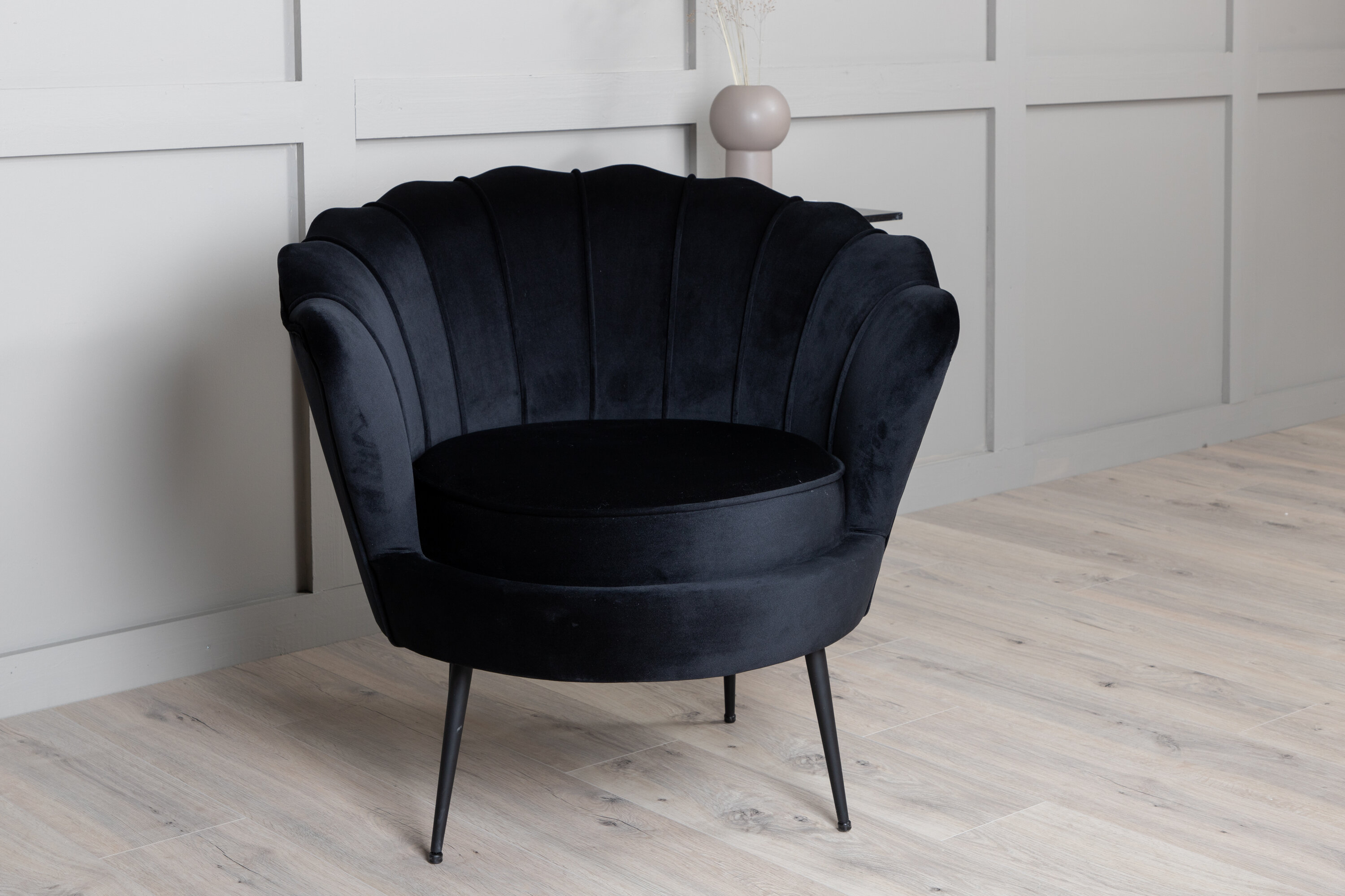 Détail du fauteuil Calais noir 77 x 76 x 83 cm