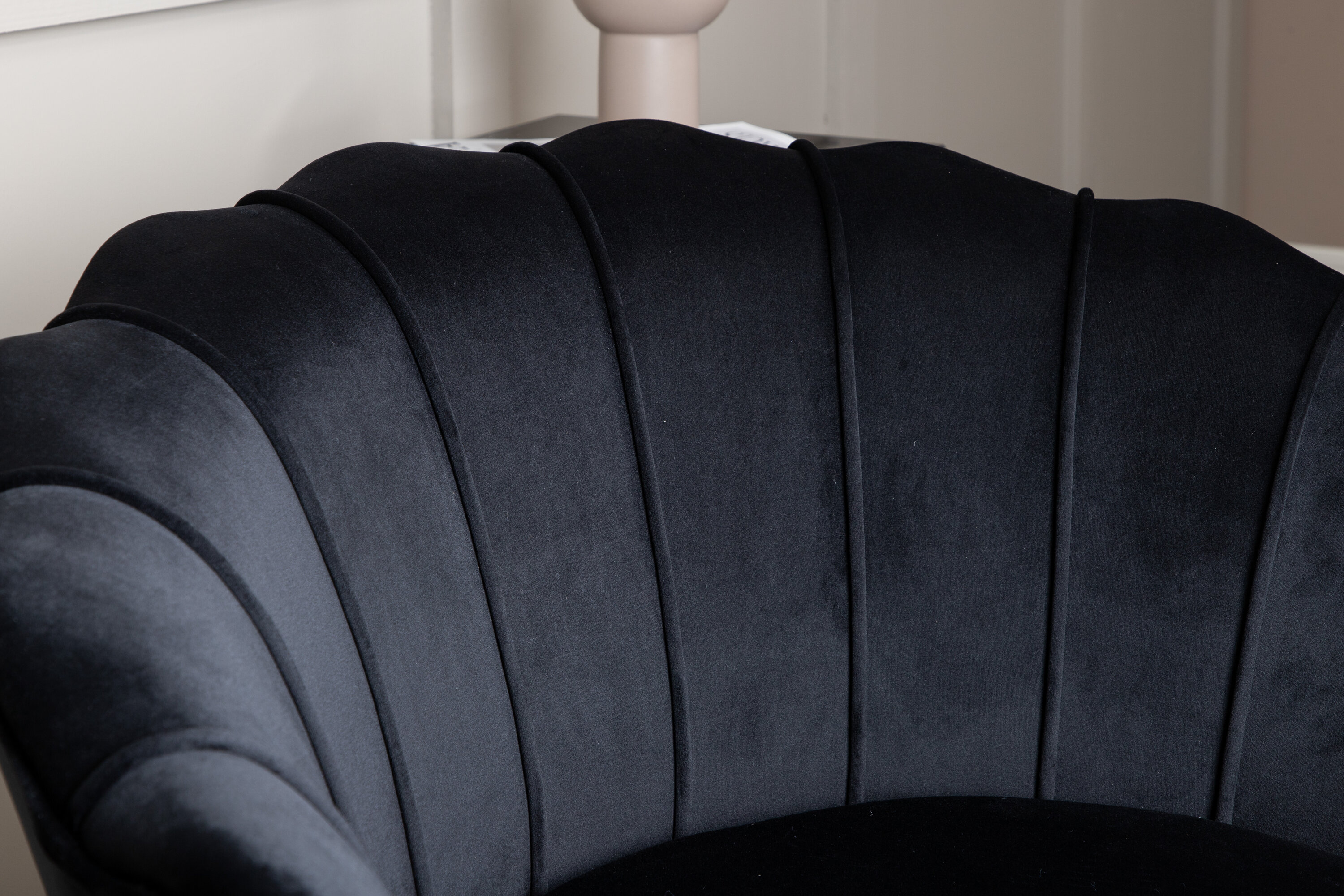 Détail du fauteuil Calais noir 77 x 76 x 83 cm