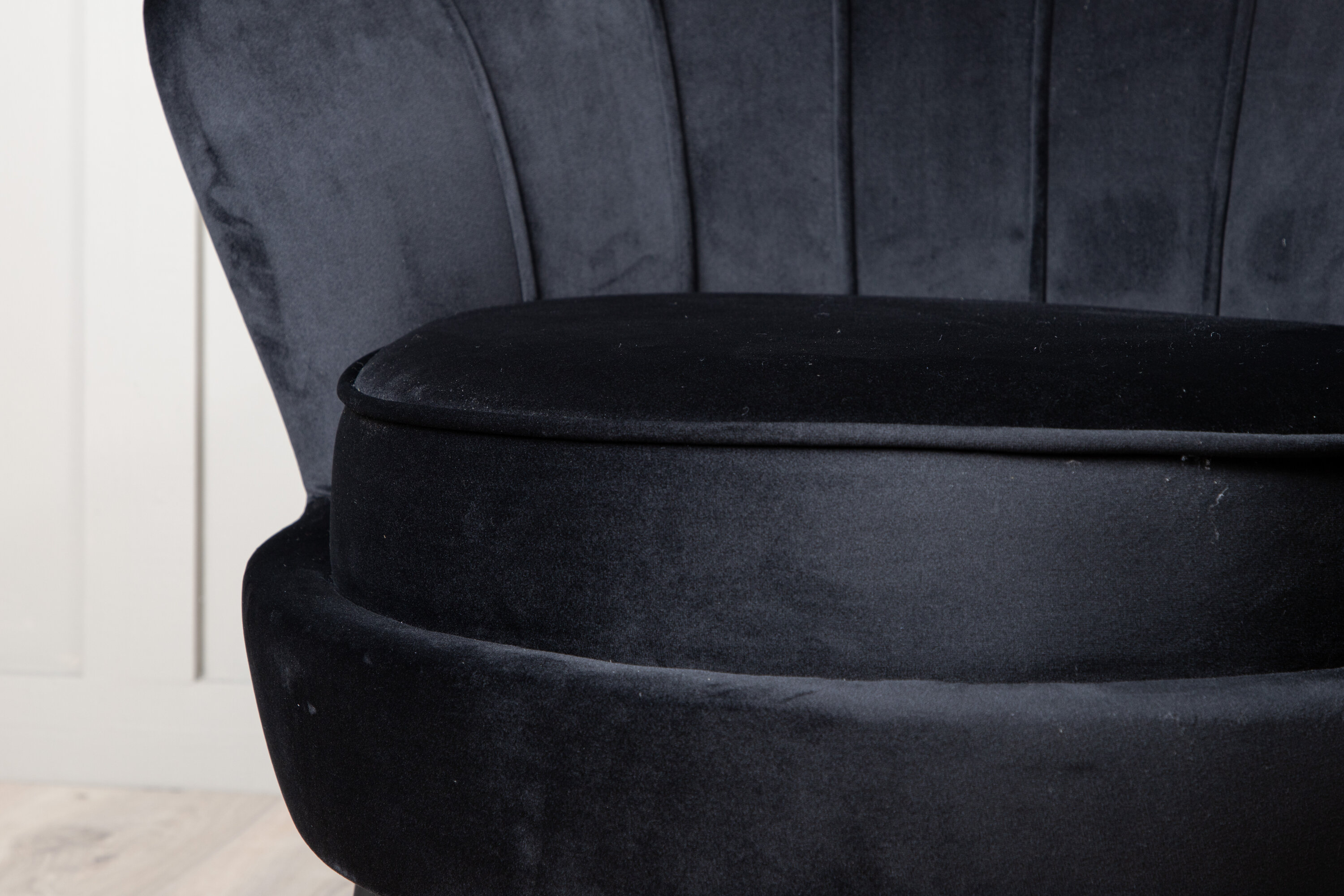 Détail du fauteuil Calais noir 77 x 76 x 83 cm