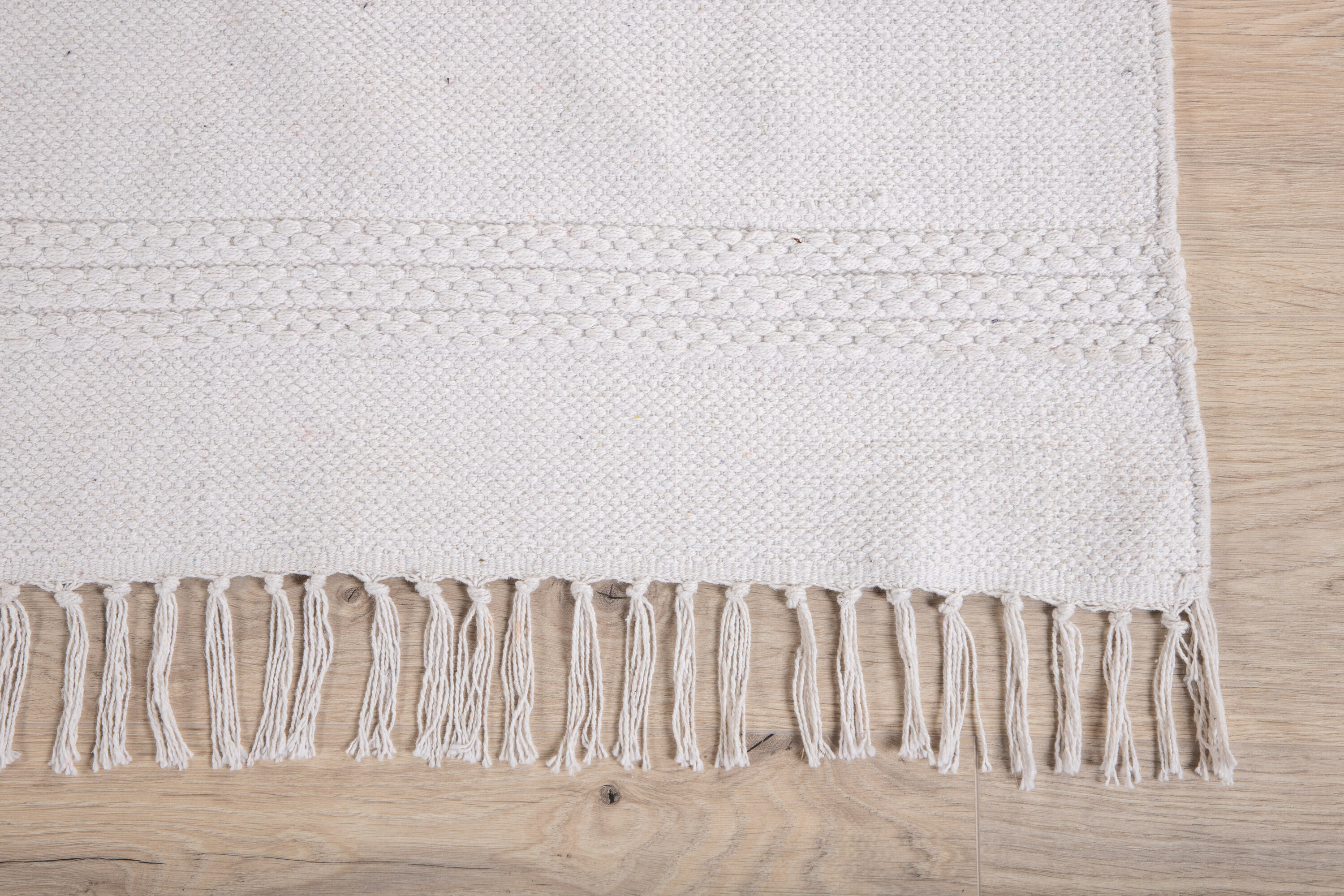 Détail du tapis de salon Nico blanc cassé 230 x 160 cm