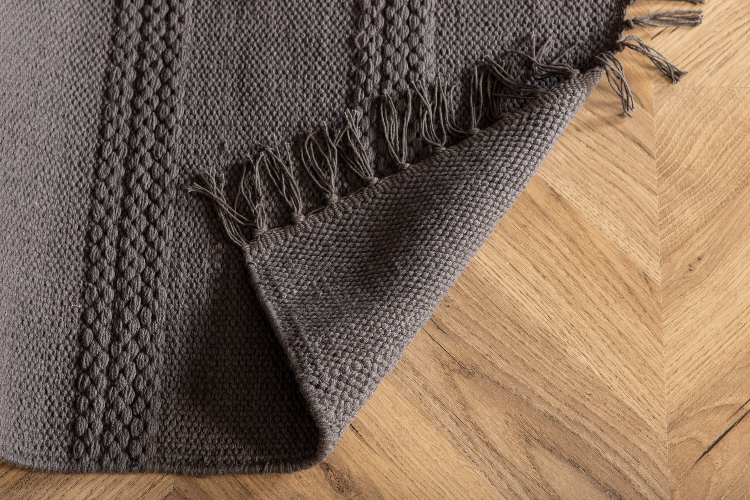 Détail du tapis de salon Nico gris 250 x 80 cm