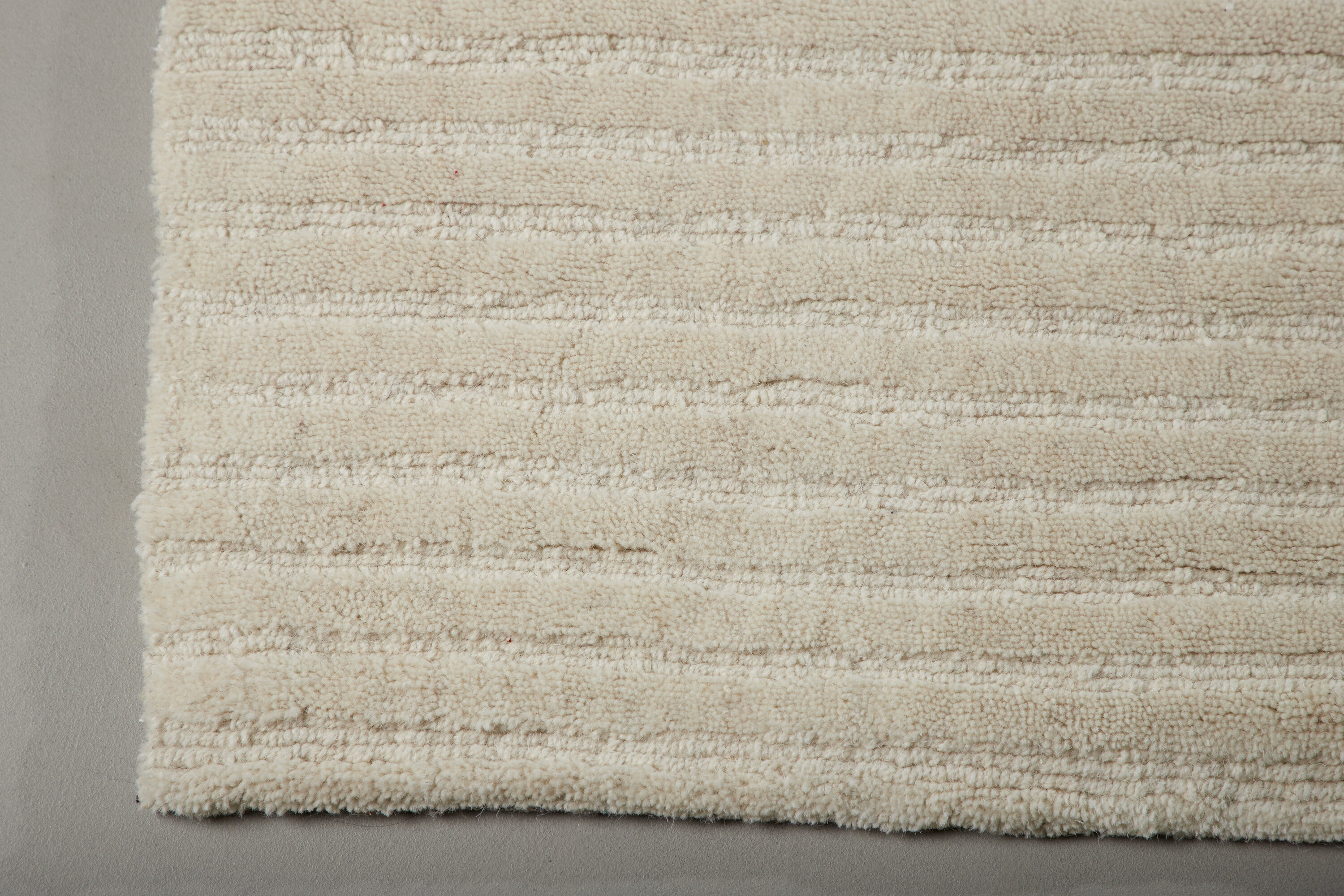 Milton tapis de salon blanc 230 x 160 cm en situation dans une pièce décorée