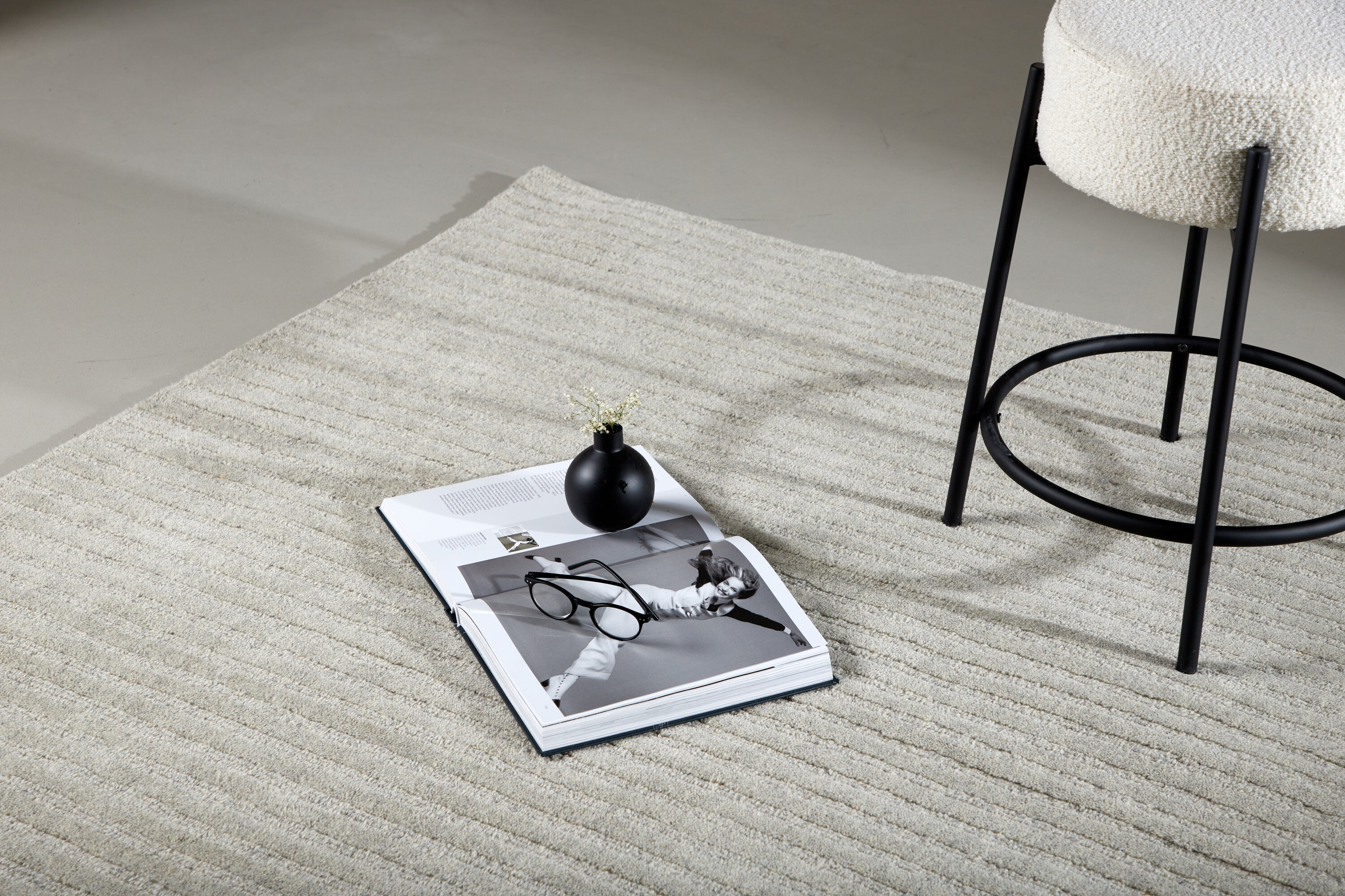 Milton tapis de salon gris clair 230 x 160 cm en situation dans une pièce décorée