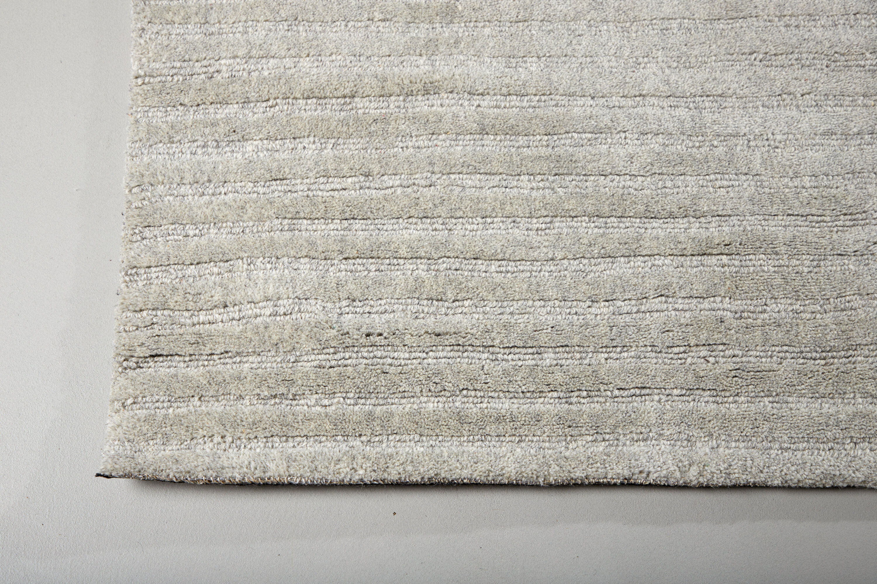 Milton tapis de salon gris clair 230 x 160 cm en situation dans une pièce décorée