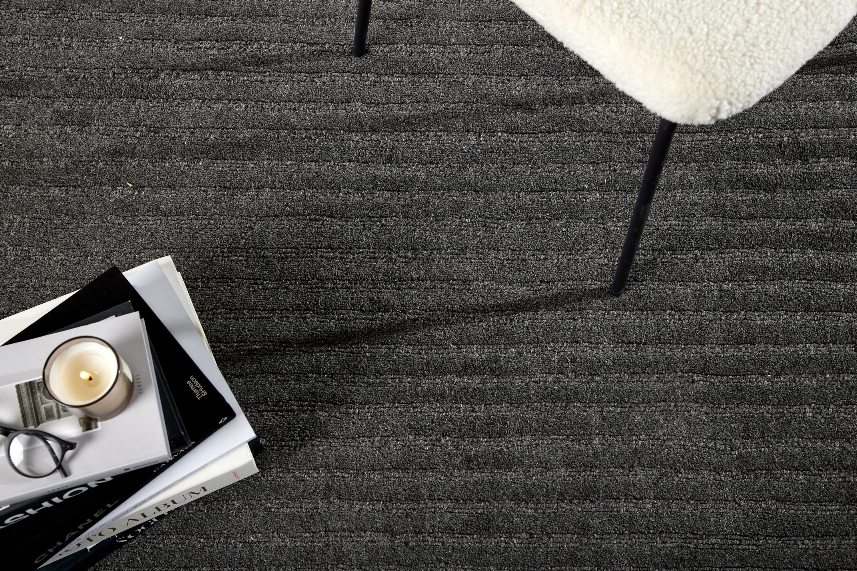 Milton tapis de salon gris foncé 230 x 160 cm en situation dans une pièce décorée