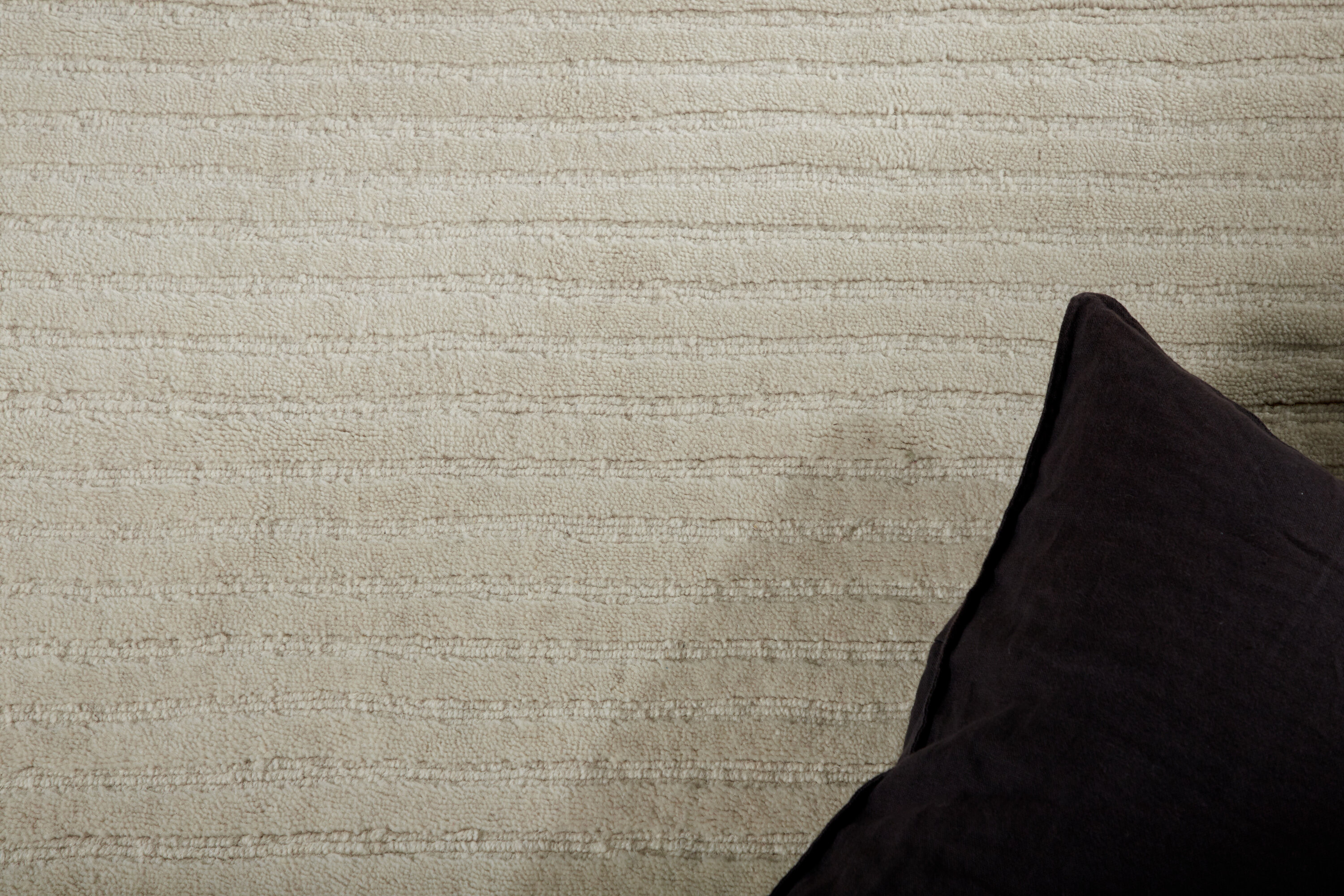 Milton tapis de salon blanc 300 x 200 cm en situation dans une pièce décorée