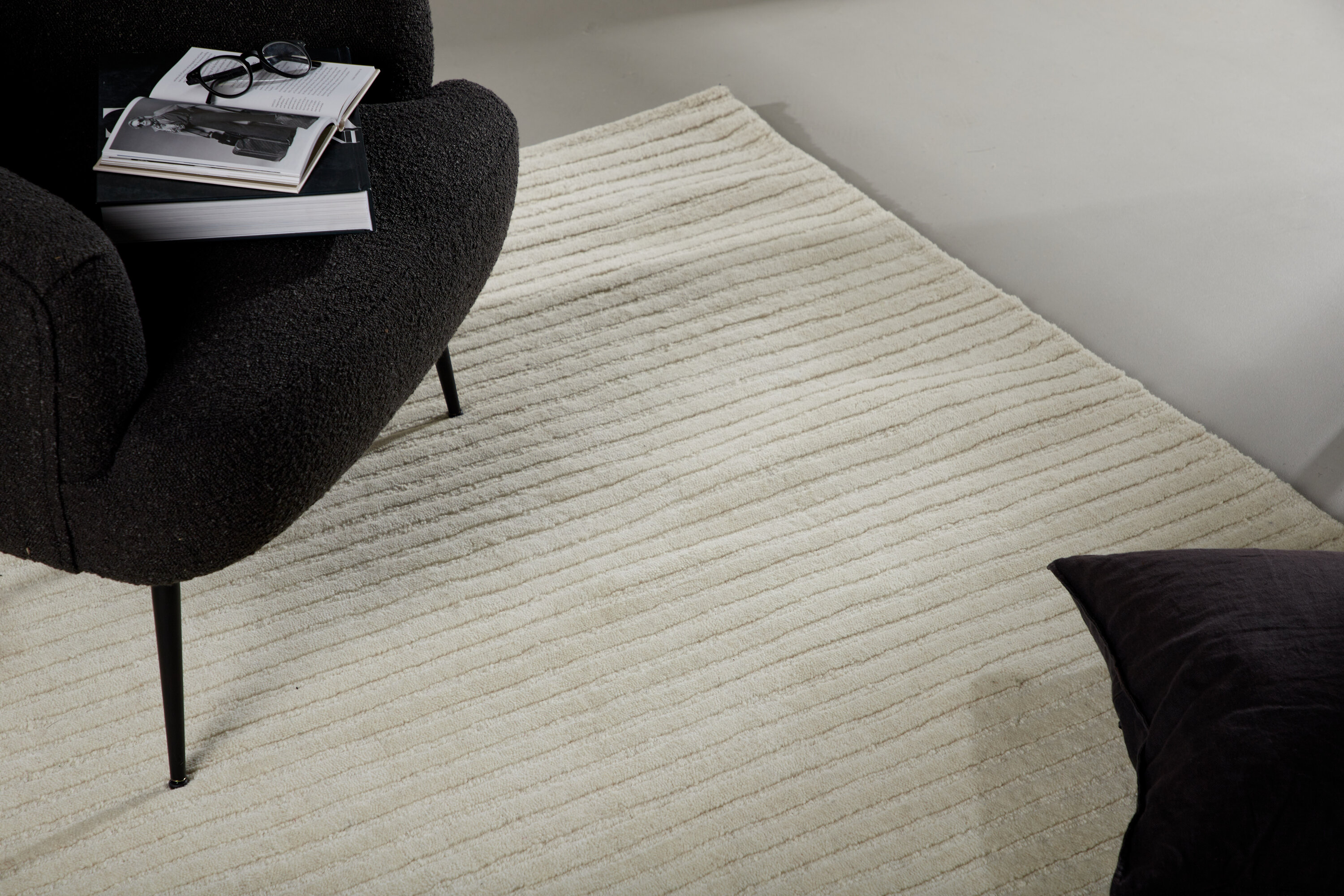 Milton tapis de salon blanc 300 x 200 cm en situation dans une pièce décorée