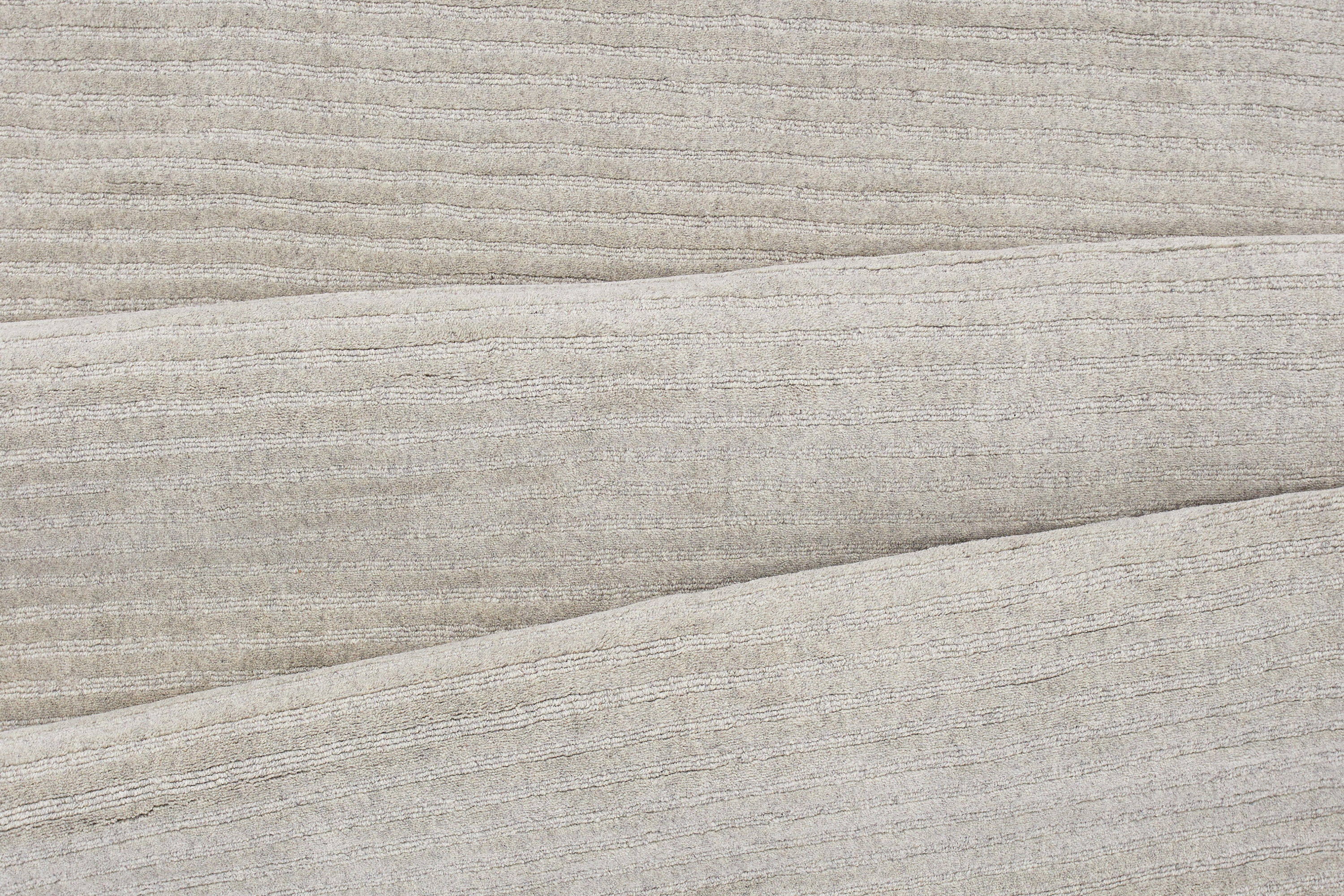 Milton tapis de salon gris clair 300 x 200 cm sur fond clair