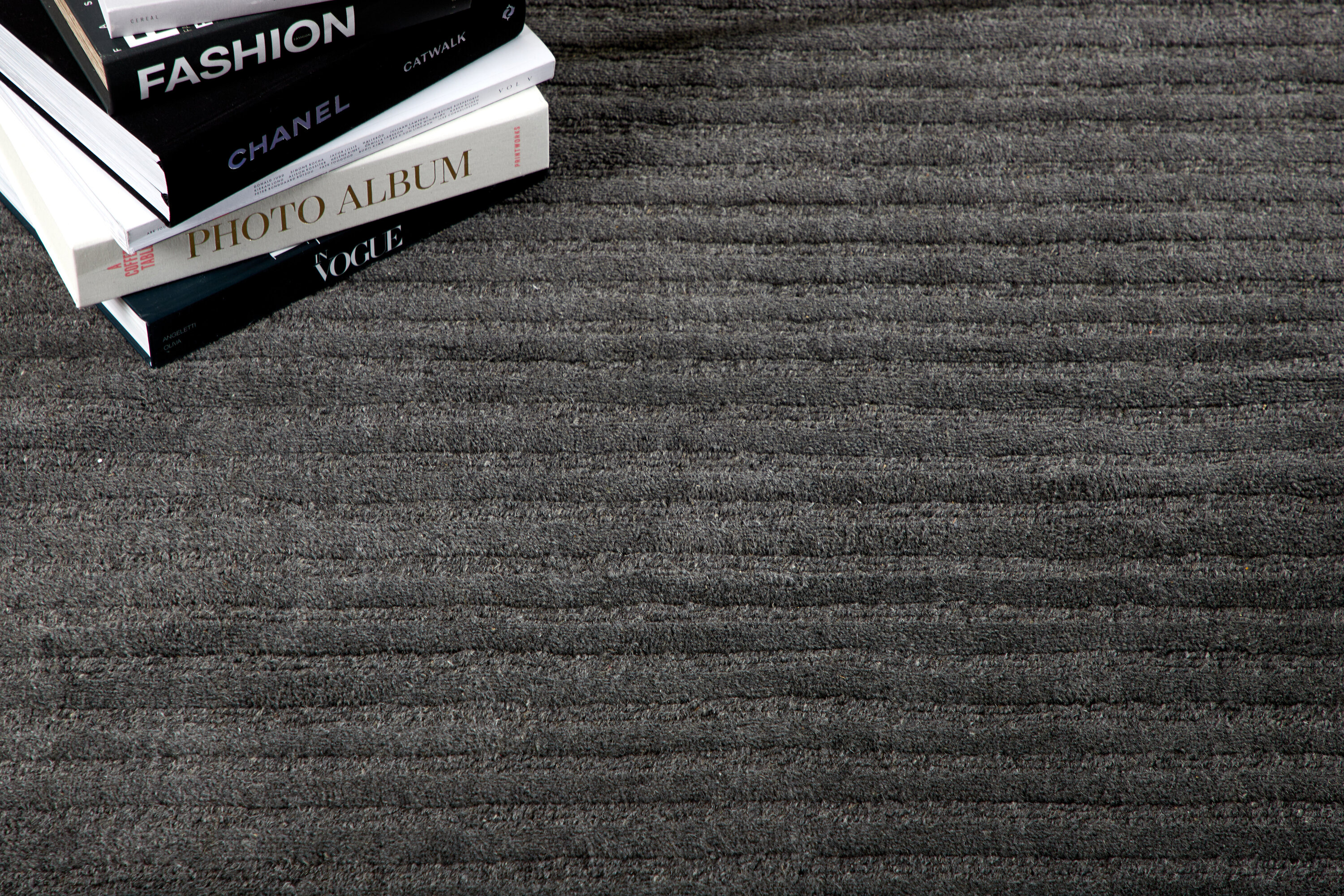 Milton tapis de salon gris foncé 300 x 200 cm en situation dans une pièce décorée