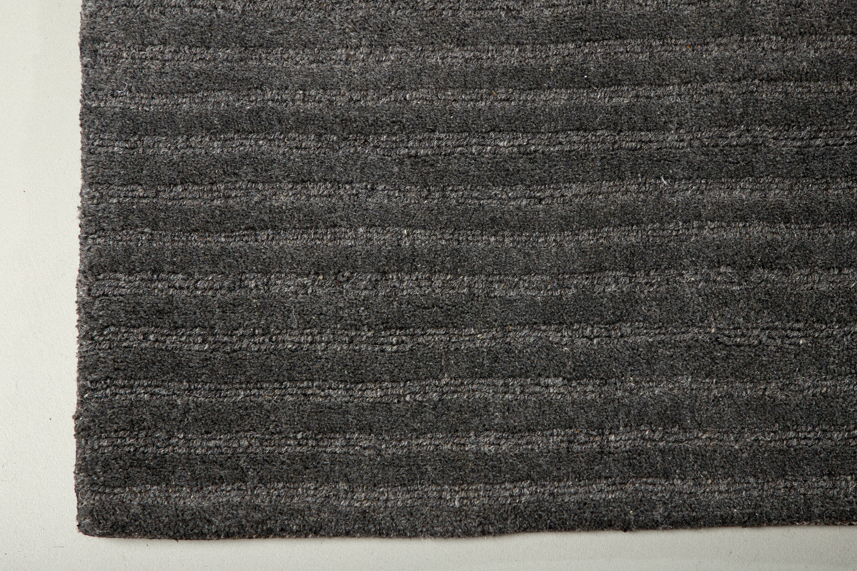 Milton tapis de salon gris foncé 300 x 200 cm en situation dans une pièce décorée